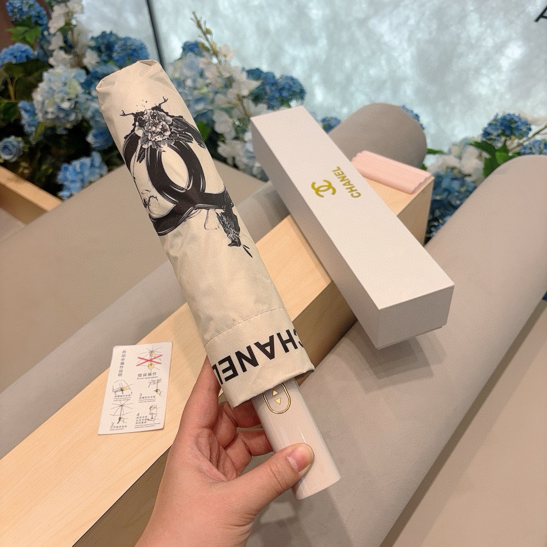 CHANEL（香奈儿）三折自动折叠晴雨伞 集合香奈儿灵魂LOGO为一体的设计风格高雅奢华 带在身上带来独