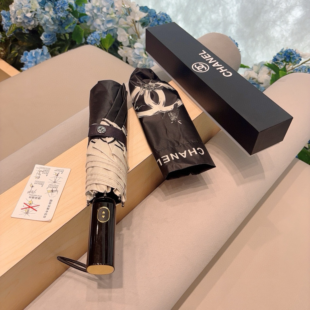 CHANEL（香奈儿）三折自动折叠晴雨伞 集合香奈儿灵魂LOGO为一体的设计风格高雅奢华 带在身上带来独