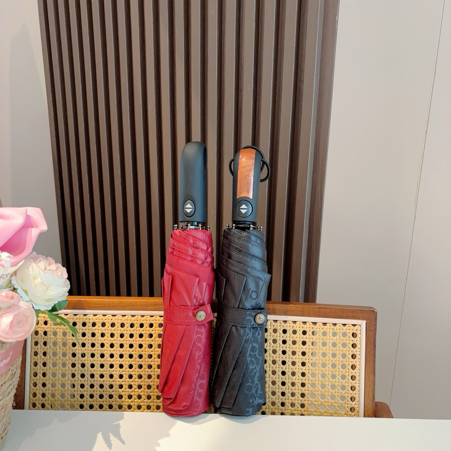 NO:306058,CK new style dark-patterned letters, three-fold hand-open folding umbrella, fine workmanship, temperament, fashion, fried chicken looks good!  UV protection is a must-have for human hands!  Gift box umbrellas sun umbrellas, umbrellas19860909CK 新款 暗纹字母 三折手开折叠晴雨伞 做工精细 气质 时尚 炒鸡好看！防紫外线 人手必备 ！配礼盒 雨伞遮阳伞太阳伞,雨伞,umbrellas,accessory