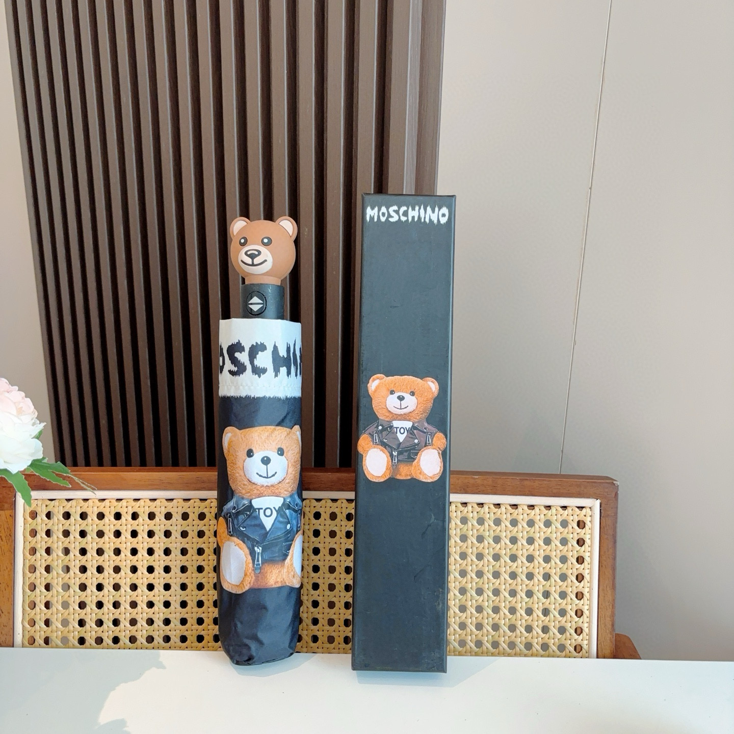 NO:306073,Moschino bear head handle Three-fold automatic umbrella designer Franco Moschino is an Italian brand named after himself. Founded in 1983, the style is noble and charming, fashionable, cute and elegant umbrellas, umbrellas, umbrellas19860909Moschino（莫斯奇诺）熊头柄 三折自动伞设计师Franco Moschino以自己的名字命名的一个意大利品牌,创立于1983年,风格高贵迷人、时尚 可爱又不失优雅雨伞遮阳伞太阳伞,雨伞,umbrellas,accessory