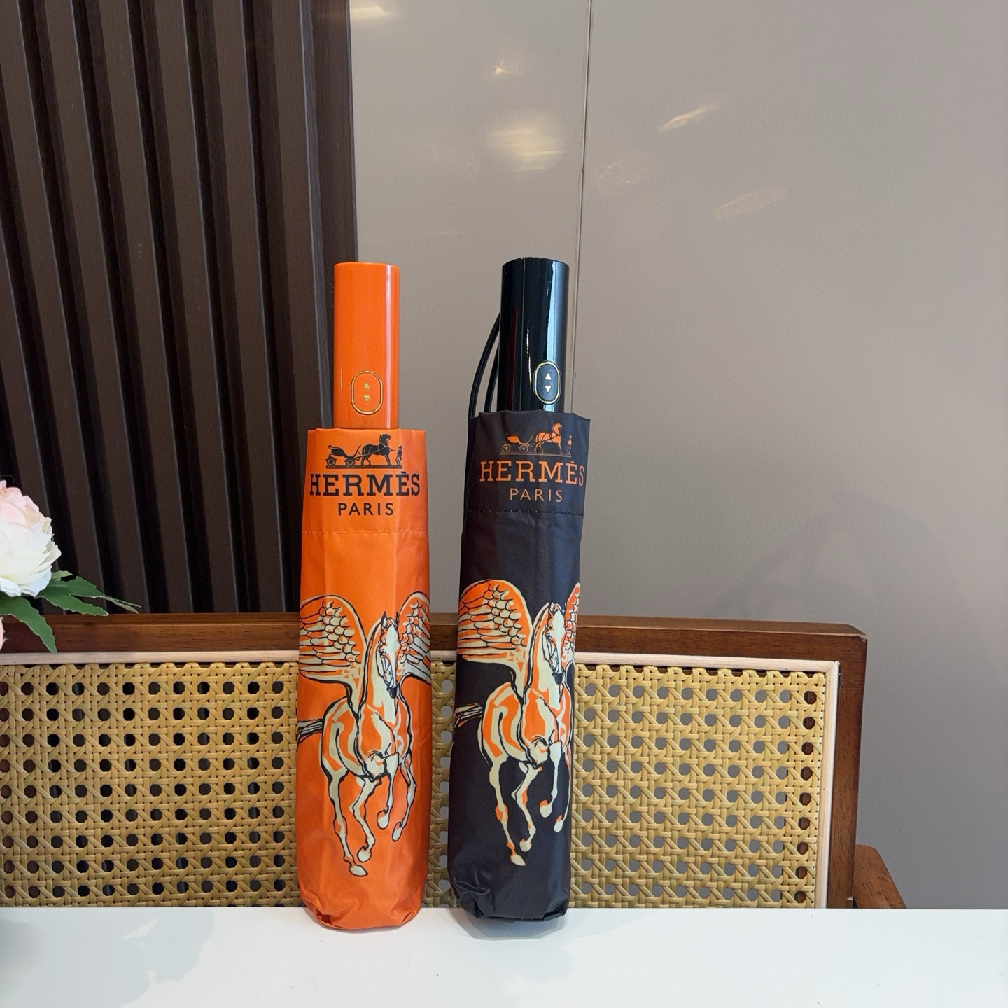 NO:306068,Hermès new model, the best H-home three-fold automatic umbrella is presented with its exquisite craftsmanship and continuous imagination. The new coating technology umbrella cloth brings surprising light-shading effect, which makes sun protection and heat insulation performance better guaranteed. The quality of the umbrella bone determines the quality of an umbrella. The material of the umbrella frame is made of alloy umbrella rods and carbon fiber umbrella bones. It is very tough. The first generation 210T hitting cloth sun protection and water repellent technology blocks the ultraviolet rays directly from the umbrella surface to eliminate summer sunburn. Refreshing travel. Even on rainy days, you can enjoy the most elegant walk. Umbrellas, umbrellas, umbrellas, umbrellas, umbrellas19860909爱马仕（Hermès）新款 极品H家三折自动伞重磅呈现 以其精湛的工艺技术和源源不断的想像力 新涂层技术伞布 带来令人惊喜的遮光效果 让防晒及隔热性能更优保障 伞骨的好坏 决定一把雨伞品质好坏 伞架材料由合金伞杆 碳纤维伞骨制成 坚韧度非常强 第一代210T碰击布防晒拒水技术 阻隔99直射伞面的紫外线 杜绝夏季晒伤 清爽出行 即使是在下雨的日子里,也能享受最优雅的漫步雨伞遮阳伞太阳伞,雨伞,hermes,hermes,umbrellas,accessory