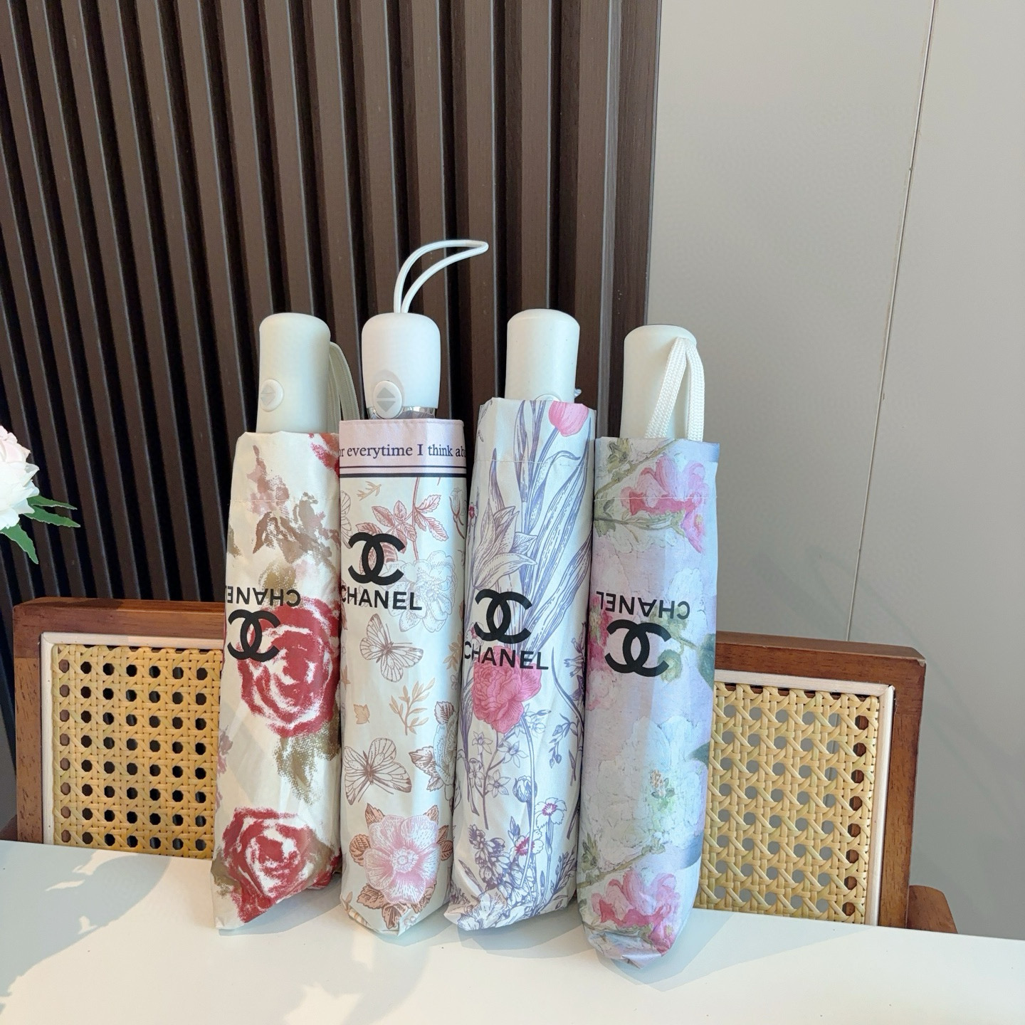 NO:306101,CHANEL 3-fold automatic folding umbrella, fashionable original OEM quality, exquisite details, visible quality, unchanged, pure and gorgeous color!  umbrella parasol sun umbrellas umbrellas umbrellas umbrellas19860909CHANEL香奈儿 三折自动折叠晴雨伞 时尚原单代工品质 细节精致 看得见的品质 打破一成不变 色泽纯正艳丽！雨伞遮阳伞太阳伞,雨伞,chanel,chanel,umbrellas,accessory