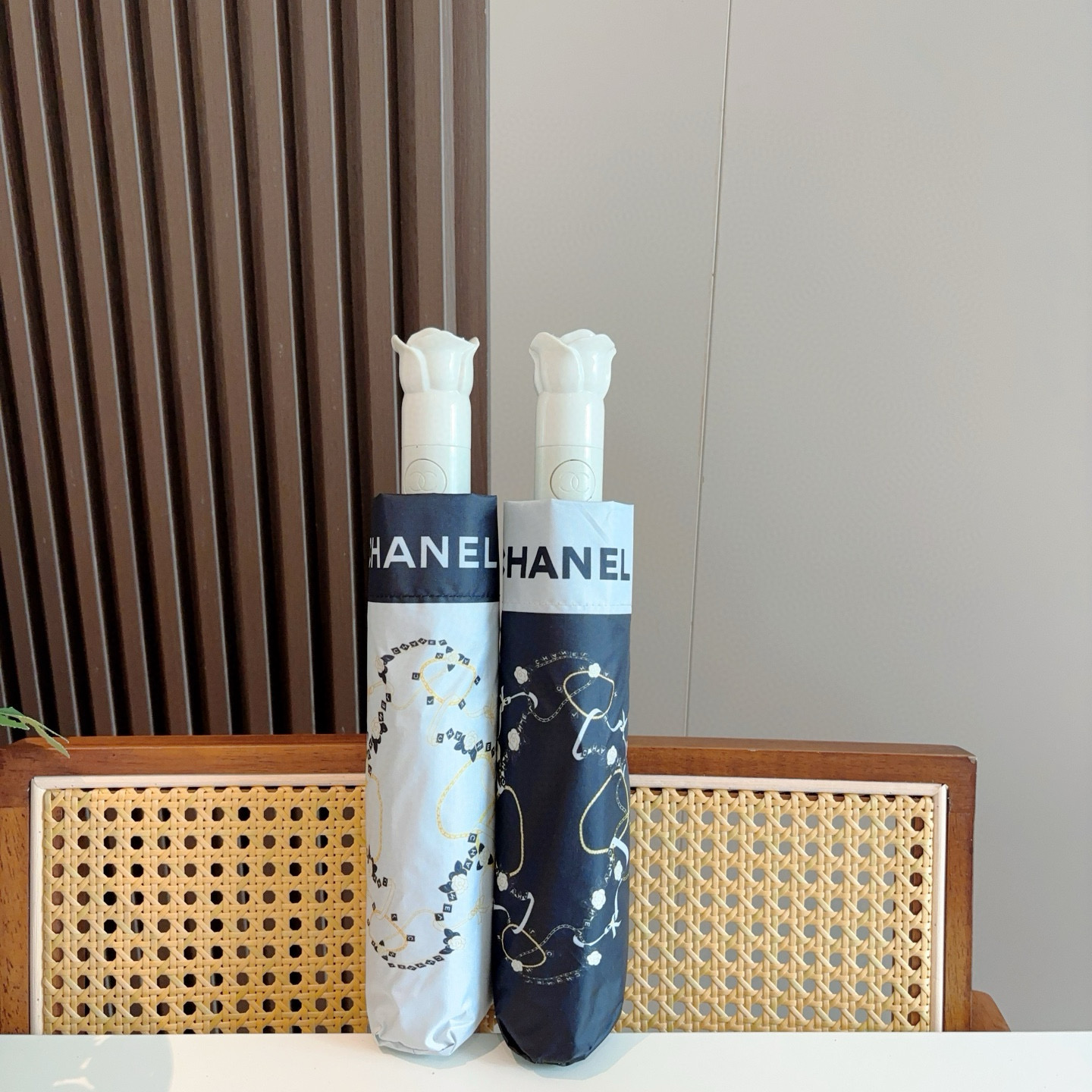 CHANEL（香奈儿）玫瑰柄 三折手开折叠晴雨伞 做工精细 气质 时尚 炒鸡好看！防紫外线 人手必备 ！