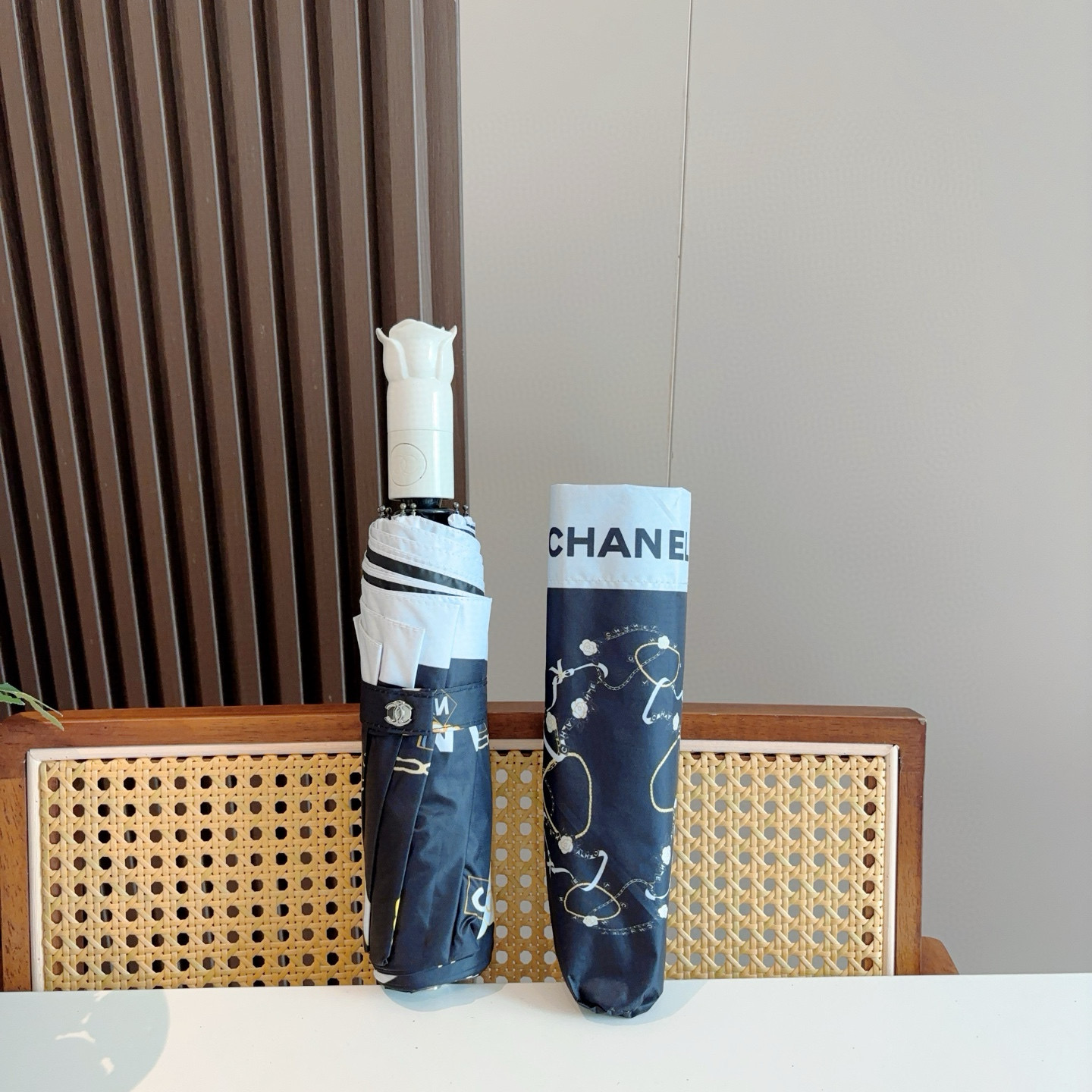 CHANEL（香奈儿）玫瑰柄 三折手开折叠晴雨伞 做工精细 气质 时尚 炒鸡好看！防紫外线 人手必备 ！