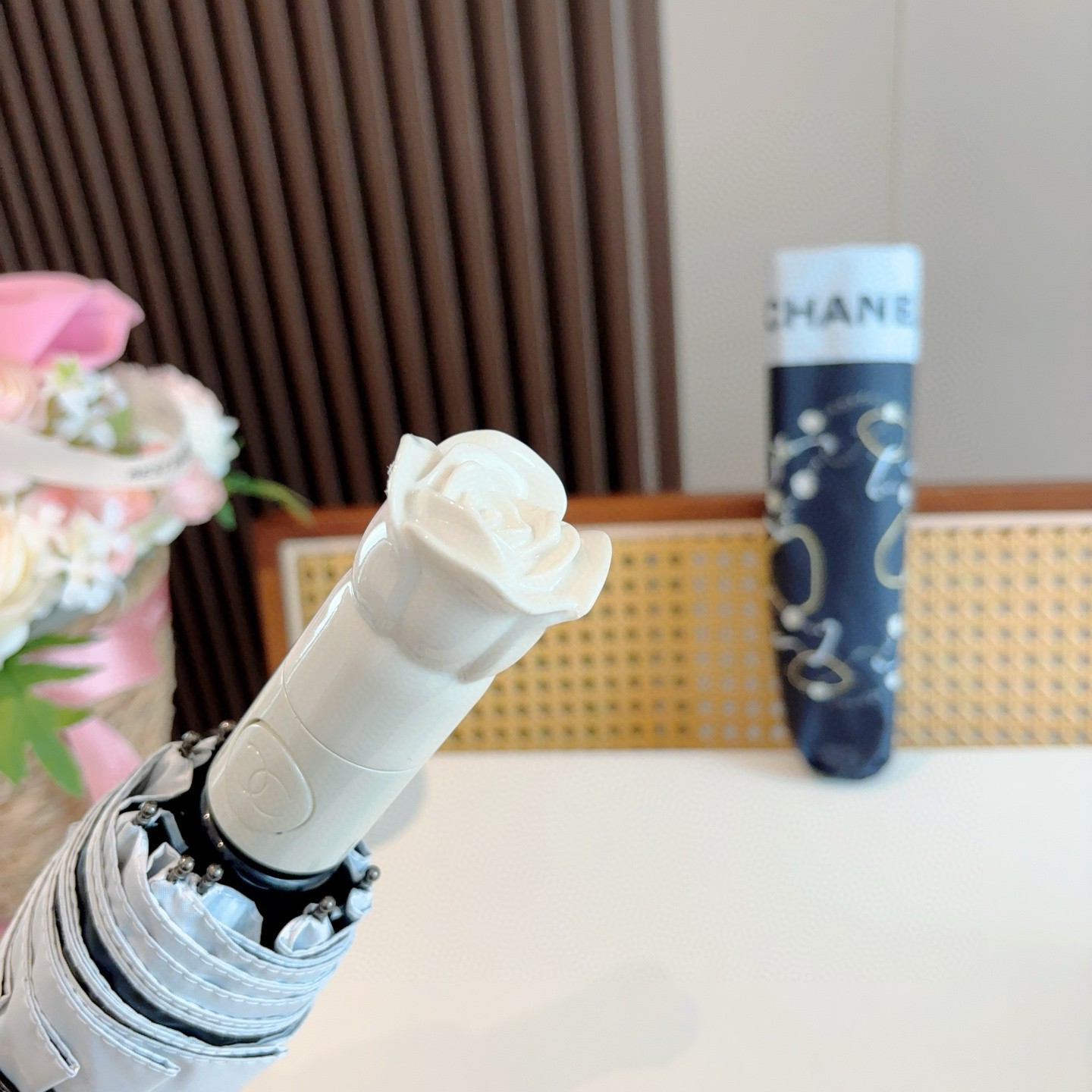 CHANEL（香奈儿）玫瑰柄 三折手开折叠晴雨伞 做工精细 气质 时尚 炒鸡好看！防紫外线 人手必备 ！