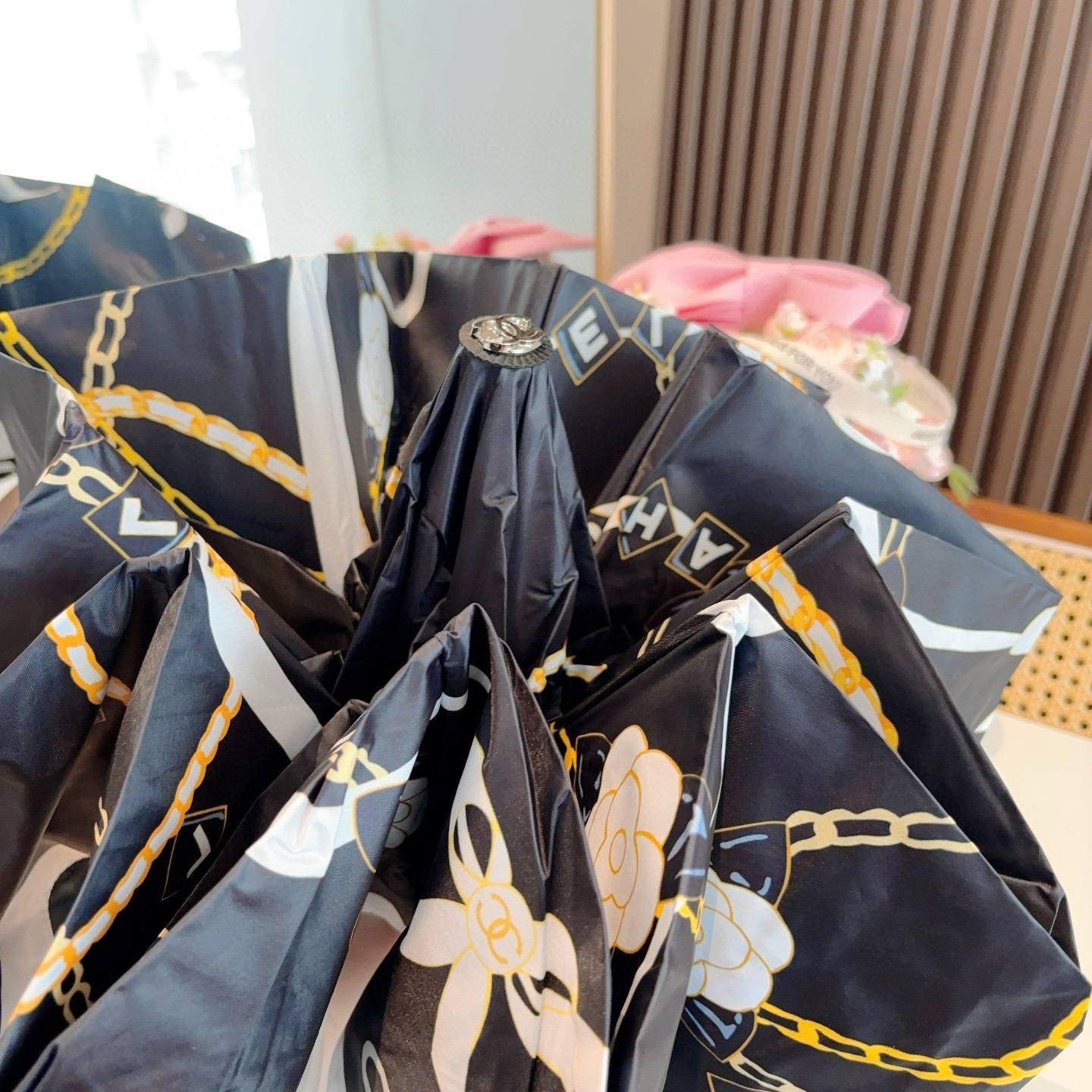 CHANEL（香奈儿）玫瑰柄 三折手开折叠晴雨伞 做工精细 气质 时尚 炒鸡好看！防紫外线 人手必备 ！