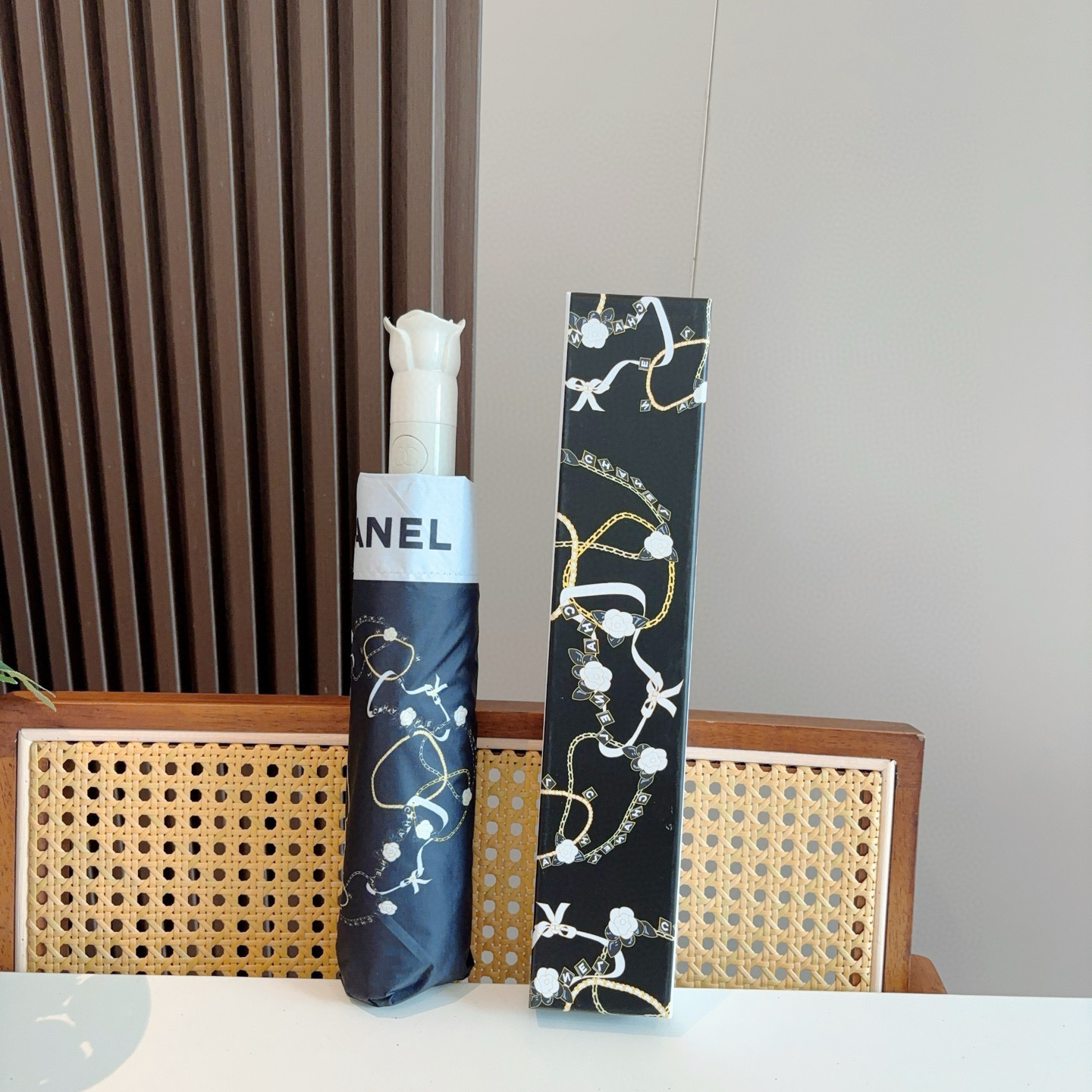 CHANEL（香奈儿）玫瑰柄 三折手开折叠晴雨伞 做工精细 气质 时尚 炒鸡好看！防紫外线 人手必备 ！