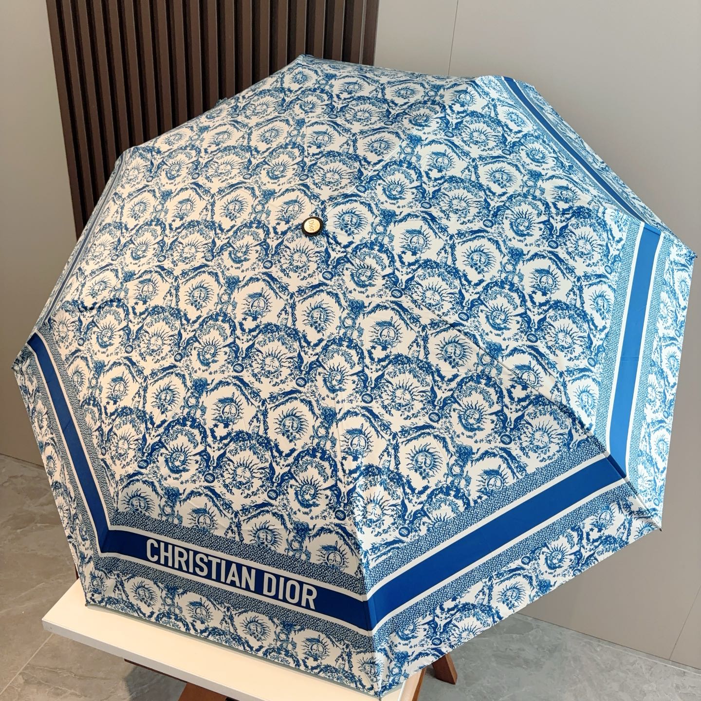  DIOR（迪奥）三折自动折叠晴雨伞  时尚原单代工品质 细节精致 看得见的品质 打破一成不变 色泽纯正