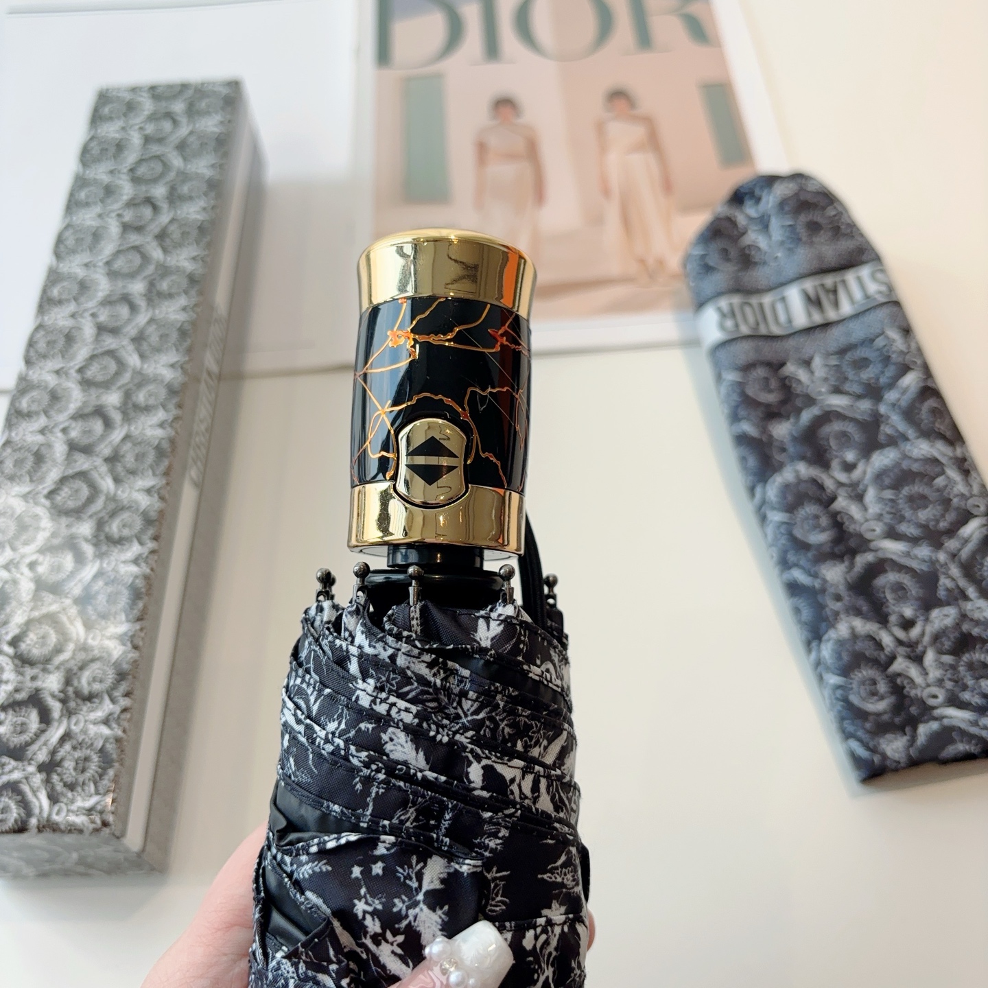  DIOR（迪奥）三折自动折叠晴雨伞  时尚原单代工品质 细节精致 看得见的品质 打破一成不变 色泽纯正