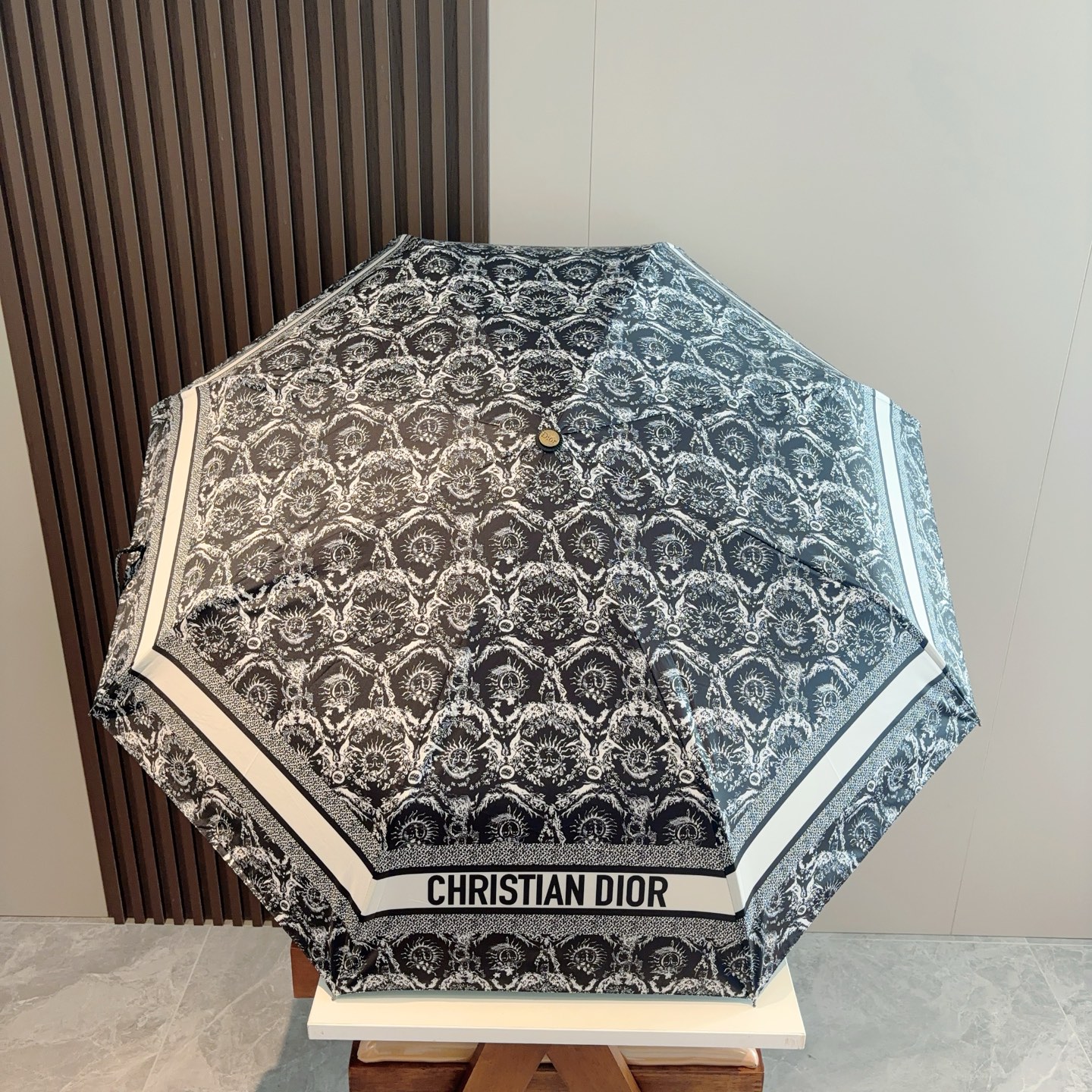  DIOR（迪奥）三折自动折叠晴雨伞  时尚原单代工品质 细节精致 看得见的品质 打破一成不变 色泽纯正