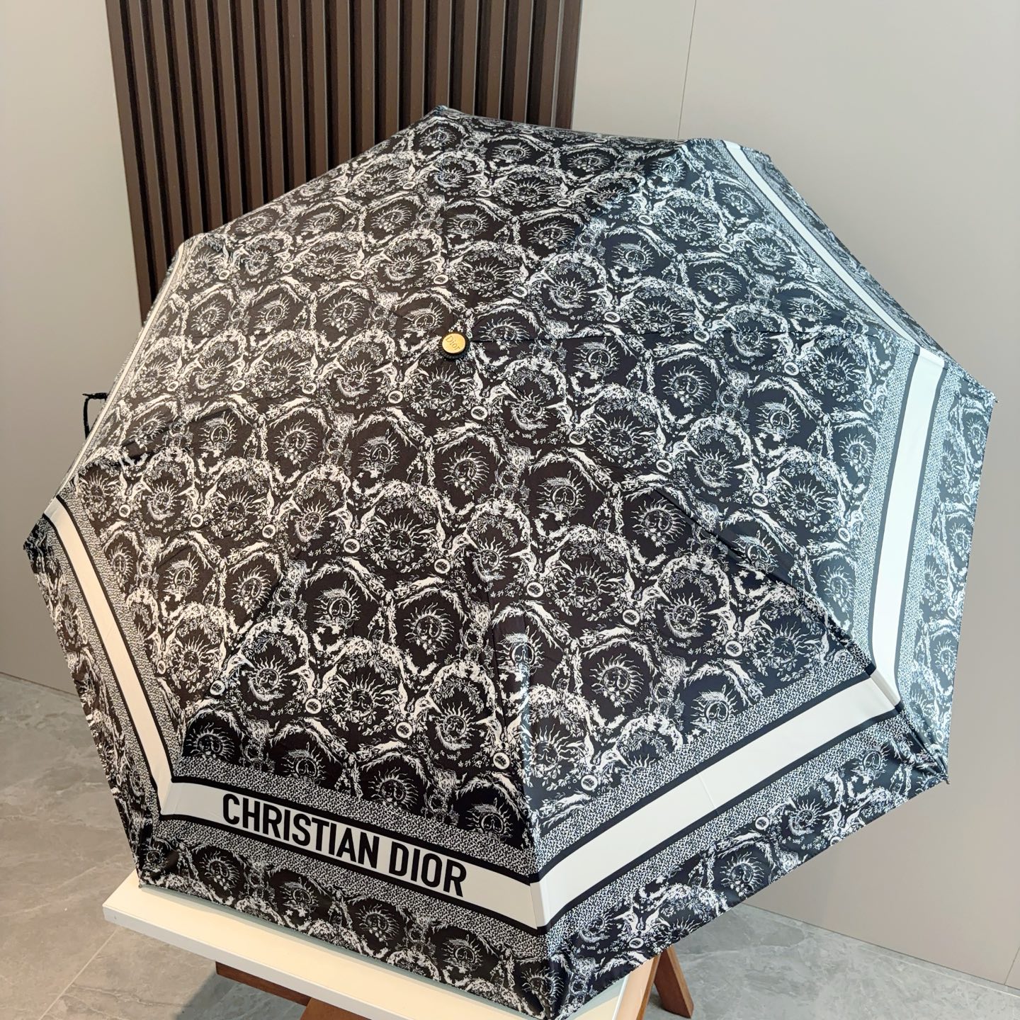 DIOR（迪奥）三折自动折叠晴雨伞  时尚原单代工品质 细节精致 看得见的品质 打破一成不变 色泽纯正