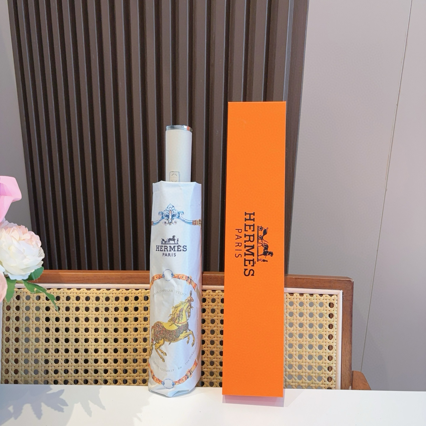 NO:306134,Hermès new model, the best H-home three-fold automatic umbrella is presented with its exquisite craftsmanship and continuous imagination. The new coating technology umbrella cloth brings surprising light-shading effect, which makes sun protection and heat insulation performance better guaranteed. The quality of the umbrella bone determines the quality of an umbrella. The material of the umbrella frame is made of alloy umbrella rods and carbon fiber umbrella bones. It is very tough. The first generation 210T hitting cloth sun protection and water repellent technology blocks the ultraviolet rays directly from the umbrella surface to eliminate summer sunburn. Refreshing travel. Even on rainy days, you can enjoy the most elegant walk. Umbrellas, umbrellas, umbrellas, umbrellas, umbrellas19860909爱马仕（Hermès）新款 极品H家三折自动伞重磅呈现 以其精湛的工艺技术和源源不断的想像力 新涂层技术伞布 带来令人惊喜的遮光效果 让防晒及隔热性能更优保障 伞骨的好坏 决定一把雨伞品质好坏 伞架材料由合金伞杆 碳纤维伞骨制成 坚韧度非常强 第一代210T碰击布防晒拒水技术 阻隔99直射伞面的紫外线 杜绝夏季晒伤 清爽出行 即使是在下雨的日子里,也能享受最优雅的漫步雨伞遮阳伞太阳伞,雨伞,hermes,hermes,umbrellas,accessory