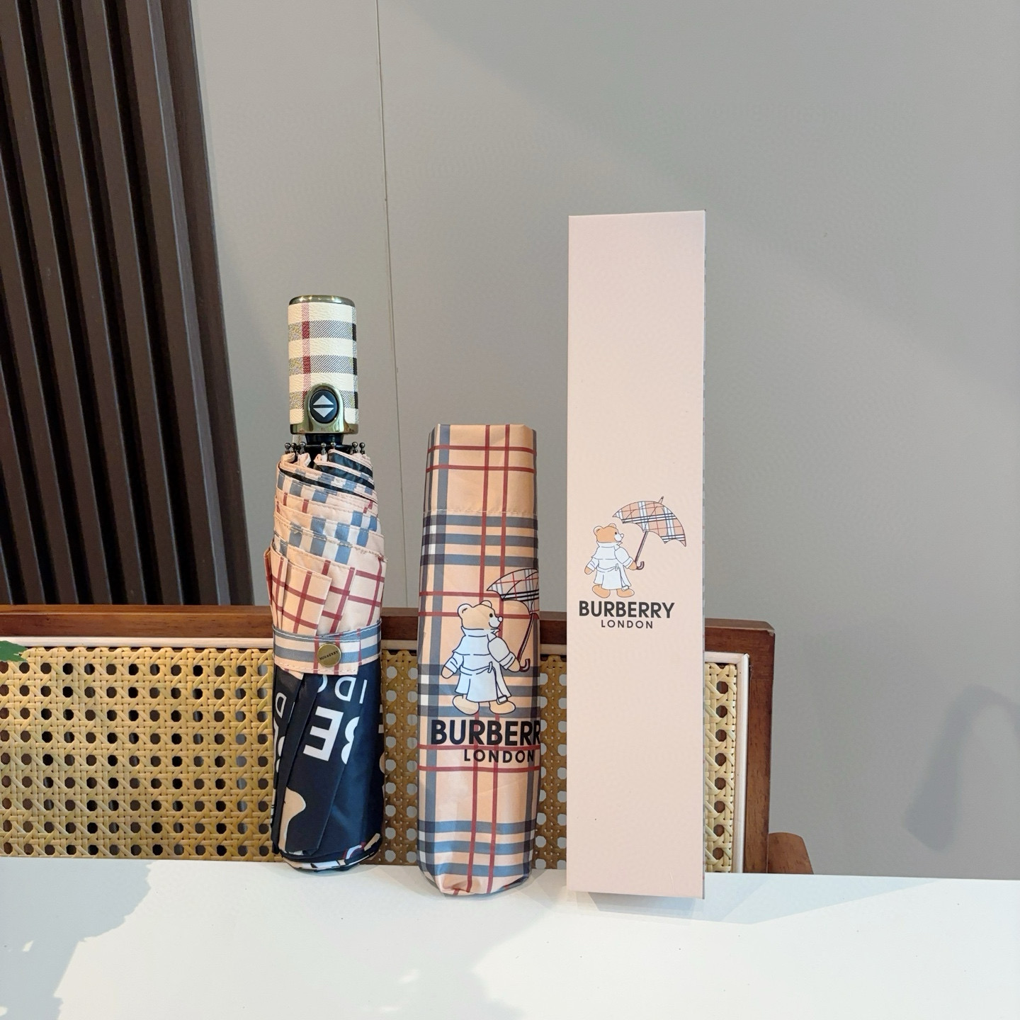 NO:306117,BURBERRY (Burberry) Three-fold automatic folding umbrella, the pinnacle of the year, classic, elegant, fashionable, this is what is called the British BURBERRY style. Burberry umbrellas are particularly proud of because of their super sun protection function. Light shading rate. UV shading rate (UV) are all top-notch. High-end material handles with metal texture edging. Inadvertently, the brand style is highlighted. The metal Burberry logo shows high-end and very international style. The elegant, noble and exquisite Burberry style is integrated into the design of the umbrella. The moment you hold it up, the whole person feels confident. It is definitely a great umbrella umbrella that combines quality and taste. The sun umbrellas, umbrellas, umbrellas, umbrellas, umbrellas19860909BURBERRY（巴宝莉） 三折自动折叠晴雨伞 年度巅峰之作 经典 高雅 时髦 这就是被称为英国BURBERRY风格所在 巴宝莉晴雨伞特别值得骄傲就是其超强的防晒功能 遮光率 UV遮挡率（紫外线）都是一级棒的 高端材质手柄搭配金属质感包边 在不经意间彰显着品牌风格 金属巴宝莉logo尽显高端 很有国际范 优雅、高贵、精致的巴宝莉风格 都融入雨伞的设计中 撑起的瞬间 整个人都觉得自信起来 绝对是质量与品位双结合的牛货雨伞遮阳伞太阳伞,雨伞,burberry,burberry,umbrellas,accessory