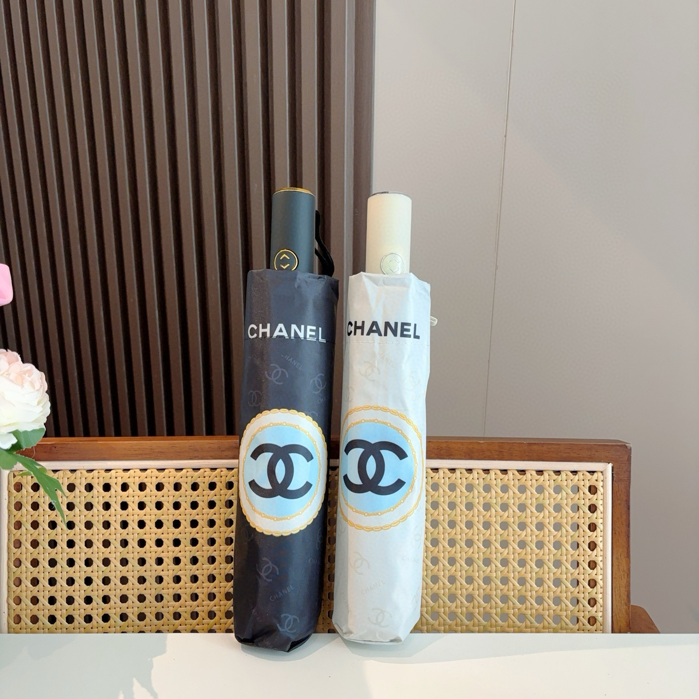 NO:306118,CHANEL (Chanel) three-fold automatic folding umbrella. The design style is elegant and luxurious. It brings a unique visual effect when moving for the umbrella. It is under the scorching sun and sun, and has exclusive sun protection technology!  The umbrella surface is made of ultra-high density impact cloth, light and water-repellent. It is not afraid of umbrellas, umbrellas, umbrellas, chanels, umbrellas19860909CHANEL（香奈儿）三折自动折叠晴雨伞 集合香奈儿灵魂LOGO为一体的设计风格高雅奢华 带在身上带来独特视觉效果 为伞而动,骄阳烈日下,有独家防晒科技！伞面选用超高密度碰击布 轻盈拒水 刮风下雨不怕不怕雨伞遮阳伞太阳伞,雨伞,chanel,chanel,umbrellas,accessory