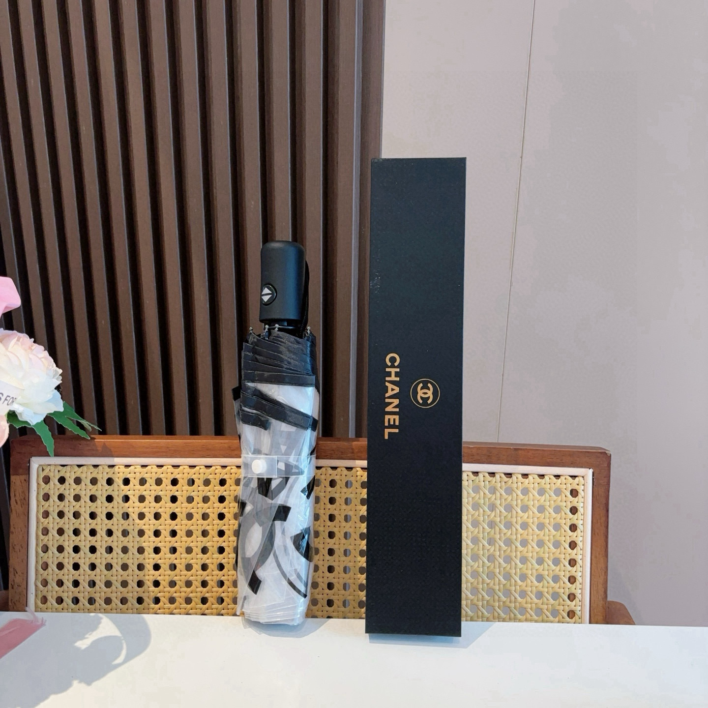 NO:306136,CHANEL classic model transparent three-fold automatic folding umbrella, fine workmanship, temperament, fashion, fried chicken looks good!  A must-have for human hands!  umbrella parasol sun umbrellas umbrellas umbrellas umbrellas19860909CHANEL（香奈儿）经典款 透明 三折自动折叠晴雨伞 做工精细 气质 时尚 炒鸡好看！人手必备 ！雨伞遮阳伞太阳伞,雨伞,chanel,chanel,umbrellas,accessory