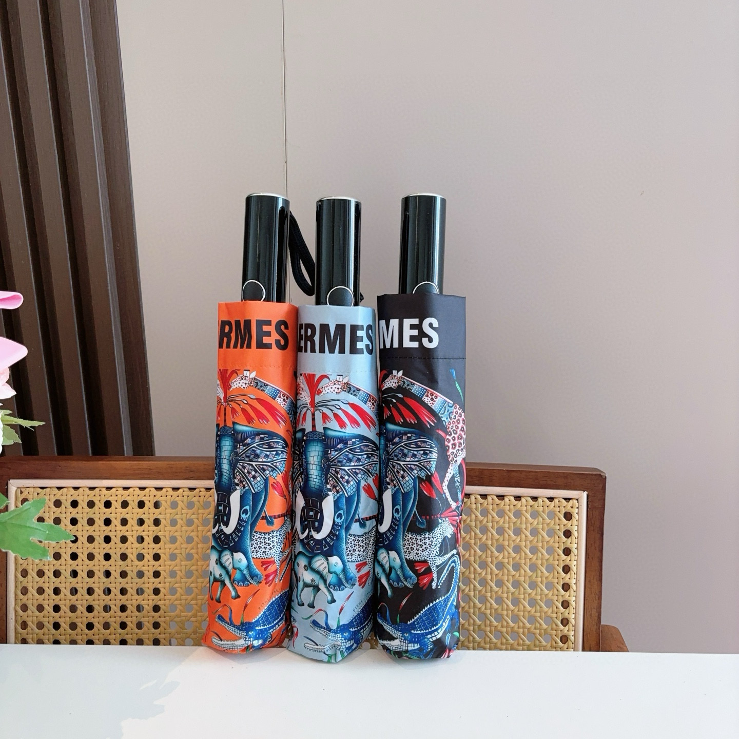 NO:306137,Hermès new model, the best H-home three-fold automatic umbrella is presented with its exquisite craftsmanship and continuous imagination. The new coating technology umbrella cloth brings surprising light-shading effect, which makes sun protection and heat insulation performance better guaranteed. The quality of the umbrella bone determines the quality of an umbrella. The material of the umbrella frame is made of alloy umbrella rods and carbon fiber umbrella bones. It is very tough. The first generation 210T hitting cloth sun protection and water repellent technology blocks the ultraviolet rays directly from the umbrella surface. Eliminate summer sunburns. Refreshing travel. Even on rainy days, you can enjoy the most elegant walk. 3-color umbrella parasols, umbrellas, umbrellas, hermes, hermes, umbrellas19860909爱马仕（Hermès）新款 极品H家三折自动伞重磅呈现 以其精湛的工艺技术和源源不断的想像力 新涂层技术伞布 带来令人惊喜的遮光效果 让防晒及隔热性能更优保障 伞骨的好坏 决定一把雨伞品质好坏 伞架材料由合金伞杆 碳纤维伞骨制成 坚韧度非常强 第一代210T碰击布防晒拒水技术 阻隔99直射伞面的紫外线 杜绝夏季晒伤 清爽出行 即使是在下雨的日子里,也能享受最优雅的漫步3色雨伞遮阳伞太阳伞,雨伞,hermes,hermes,umbrellas,accessory