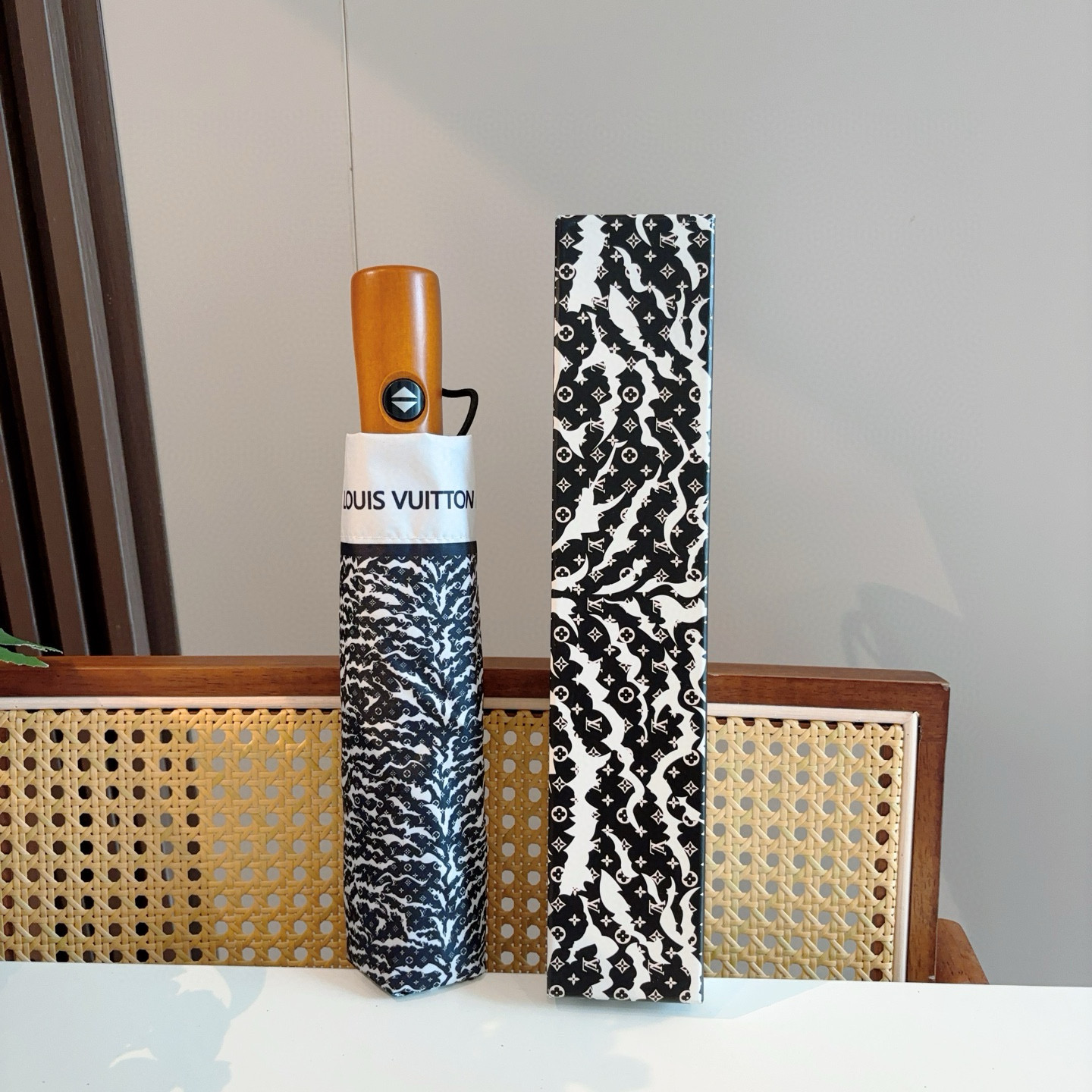 NO:306145,LOUIS VUITTON (Louis Vuitton) new model, three-fold automatic folding umbrella, new coating technology dark umbrella surface, with surprising light-shading effect!  4 colors umbrellas sun umbrellas, umbrellas, louis vuitton, louis vuitton, umbrellas19860909LOUIS VUITTON（路易威登）新款 三折自动折叠晴雨伞 新涂层技术深色伞面 拥有令人惊喜的遮光效果！4色 雨伞遮阳伞太阳伞,雨伞,louis vuitton,louis vuitton,umbrellas,accessory