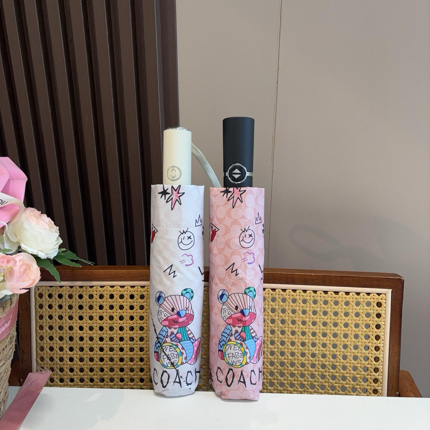 NO:306151,COACH (Coach) summer new model, fully automatic folding umbrella, black coating, sun protection, effectively blocking UV rays 99, U price F> so it can achieve the effect of cooling the body under the umbrella!  Effective heat insulation, efficient sun protection, one-handed, ultra-light full-length material is very light, width and diameter 102cm gift box [gift] Umbrella parasol sun umbrellas, umbrellas, coach, coach, umbrellas19860909COACH（蔻驰）夏季新款 全自动折叠晴雨伞 黑色涂层防晒有效阻隔紫外线99,U价F> 所以能起到伞下体感降温的效果！ 有效隔热,高效防晒 一把搞定,超轻全吕材质自重很轻 宽度直径102cm礼盒装[礼物]雨伞遮阳伞太阳伞,雨伞,coach,coach,umbrellas,accessory