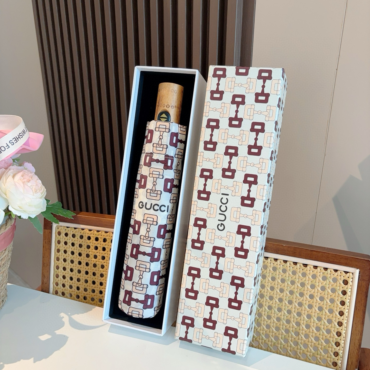 NO:306155,GUCCI (Gucci) wooden handle, new summer model, fully automatic folding umbrella, sun protection effectively blocks ultraviolet rays 99, UF>50, so it can achieve the effect of cooling the body under the umbrella!  Effective heat insulation, efficient sun protection, one-handed, ultra-light full-length material is very light, width and diameter 102cm Gift box [gift] Umbrella parasol sun umbrellas, umbrellas, gucci, gucci, umbrellas19860909GUCCI（古驰）木柄 夏季新款 全自动折叠晴雨伞 防晒有效阻隔紫外线99,UF>50 所以能起到伞下体感降温的效果！ 有效隔热,高效防晒 一把搞定,超轻全吕材质自重很轻 宽度直径102cm 礼盒装[礼物]雨伞遮阳伞太阳伞,雨伞,gucci,gucci,umbrellas,accessory