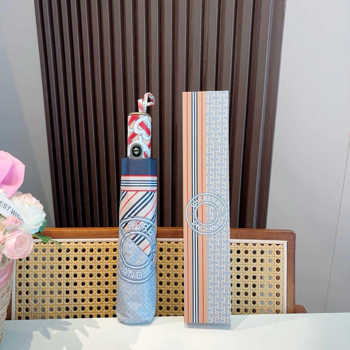 NO:306094,BURBERRY (Burberry) Three-fold automatic folding umbrella, the pinnacle of the year, classic, elegant, fashionable, this is what is called the British BURBERRY style. Burberry umbrellas are particularly proud of because of their super sun protection function. Light shading rate. UV shading rate (UV) are all top-notch. High-end material handles with metal texture edging. Inadvertently, the brand style is highlighted. The metal Burberry logo shows high-end and very international style. The elegant, noble and exquisite Burberry style is integrated into the design of the umbrella. The moment you hold it up, the whole person feels confident. It is definitely a great umbrella umbrella that combines quality and taste. The sun umbrellas, umbrellas, umbrellas, umbrellas, umbrellas19860909BURBERRY（巴宝莉） 三折自动折叠晴雨伞 年度巅峰之作 经典 高雅 时髦 这就是被称为英国BURBERRY风格所在 巴宝莉晴雨伞特别值得骄傲就是其超强的防晒功能 遮光率 UV遮挡率（紫外线）都是一级棒的 高端材质手柄搭配金属质感包边 在不经意间彰显着品牌风格 金属巴宝莉logo尽显高端 很有国际范 优雅、高贵、精致的巴宝莉风格 都融入雨伞的设计中 撑起的瞬间 整个人都觉得自信起来 绝对是质量与品位双结合的牛货雨伞遮阳伞太阳伞,雨伞,burberry,burberry,umbrellas,accessory