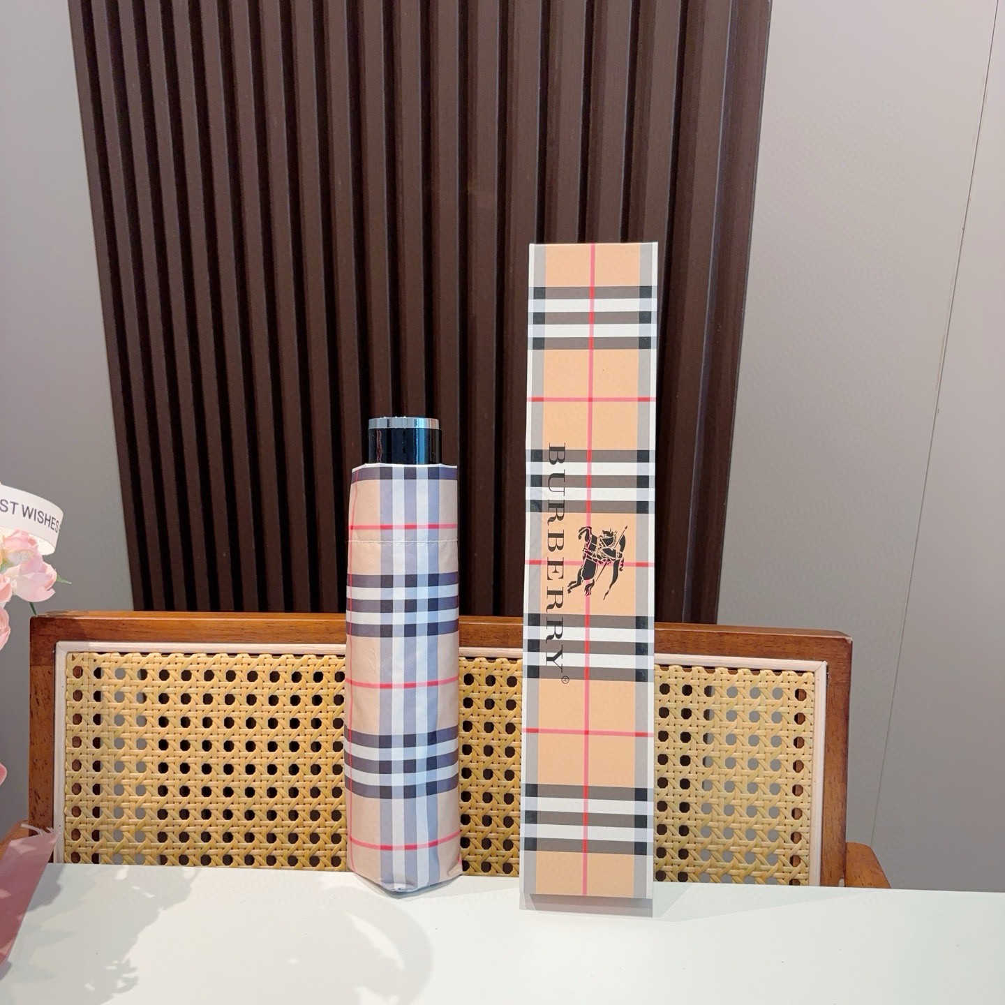 NO:306096,BURBERRY (Burberry) Three-fold hand-open folding umbrella, the pinnacle of the year, classic, elegant, fashionable, this is what is called the British BURBERRY style. Burberry umbrellas are particularly proud of because of its super sun protection function. Light shading rate. UV shading rate (UV) are all top-notch. High-end material handles with metal texture edging. Inadvertently, the brand style is highlighted. The metal Burberry logo shows high-end and very international style. The elegant, noble and exquisite Burberry style is integrated into the design of the umbrella. The moment you hold it up, the whole person feels confident. It is definitely a great umbrella umbrella that combines quality and taste. Umbrellas, umbrellas, umbrellas, umbrellas, umbrellas19860909BURBERRY（巴宝莉） 三折手开折叠晴雨伞 年度巅峰之作 经典 高雅 时髦 这就是被称为英国BURBERRY风格所在 巴宝莉晴雨伞特别值得骄傲就是其超强的防晒功能 遮光率 UV遮挡率（紫外线）都是一级棒的 高端材质手柄搭配金属质感包边 在不经意间彰显着品牌风格 金属巴宝莉logo尽显高端 很有国际范 优雅、高贵、精致的巴宝莉风格 都融入雨伞的设计中 撑起的瞬间 整个人都觉得自信起来 绝对是质量与品位双结合的牛货雨伞遮阳伞太阳伞,雨伞,burberry,burberry,umbrellas,accessory