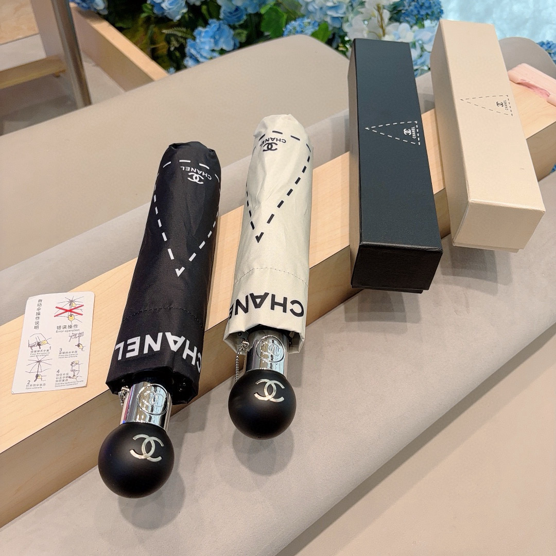 NO:306100,CHANEL (Chanel) three-fold automatic folding umbrella. The design style is elegant and luxurious. It brings a unique visual effect when moving for the umbrella. It is under the scorching sun and sun, and has exclusive sun protection technology!  The umbrella surface is made of ultra-high density impact cloth, light and water-repellent. It is not afraid of umbrellas, umbrellas, umbrellas, chanels, umbrellas19860909CHANEL（香奈儿）三折自动折叠晴雨伞 集合香奈儿灵魂LOGO为一体的设计风格高雅奢华 带在身上带来独特视觉效果 为伞而动,骄阳烈日下,有独家防晒科技！伞面选用超高密度碰击布 轻盈拒水 刮风下雨不怕不怕雨伞遮阳伞太阳伞,雨伞,chanel,chanel,umbrellas,accessory