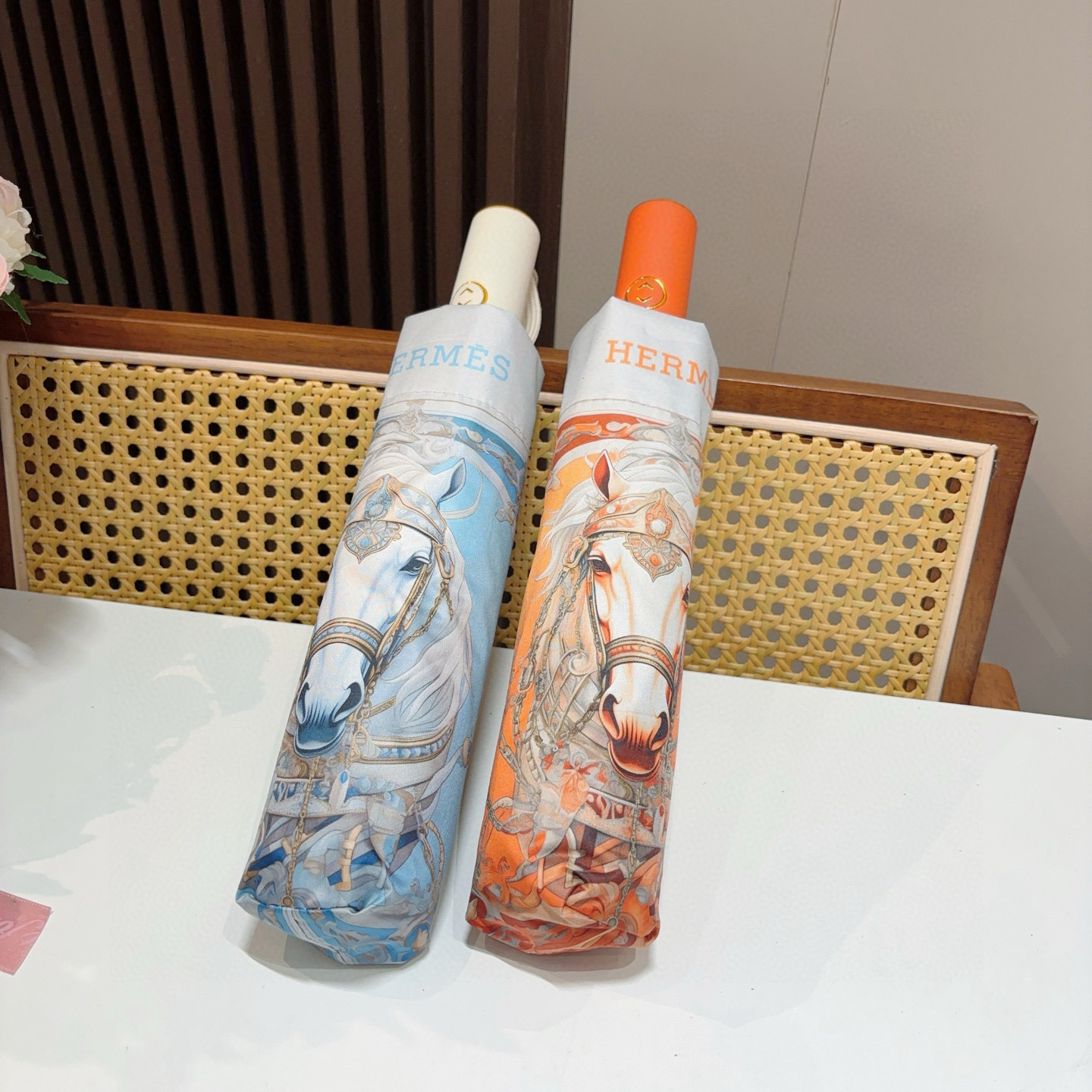 NO:306113,Hermès new model, the best H-home three-fold automatic umbrella is presented with its exquisite craftsmanship and continuous imagination. The new coating technology umbrella cloth brings surprising light-shading effect, which makes sun protection and heat insulation performance better guaranteed. The quality of the umbrella bone determines the quality of an umbrella. The material of the umbrella frame is made of alloy umbrella rods and carbon fiber umbrella bones. It is very tough. The first generation 210T hitting cloth sun protection and water repellent technology blocks the ultraviolet rays directly from the umbrella surface to eliminate summer sunburn. Refreshing travel. Even on rainy days, you can enjoy the most elegant walk. Umbrellas, umbrellas, umbrellas, umbrellas, umbrellas19860909爱马仕（Hermès）新款 极品H家三折自动伞重磅呈现 以其精湛的工艺技术和源源不断的想像力 新涂层技术伞布 带来令人惊喜的遮光效果 让防晒及隔热性能更优保障 伞骨的好坏 决定一把雨伞品质好坏 伞架材料由合金伞杆 碳纤维伞骨制成 坚韧度非常强 第一代210T碰击布防晒拒水技术 阻隔99直射伞面的紫外线 杜绝夏季晒伤 清爽出行 即使是在下雨的日子里,也能享受最优雅的漫步雨伞遮阳伞太阳伞,雨伞,hermes,hermes,umbrellas,accessory