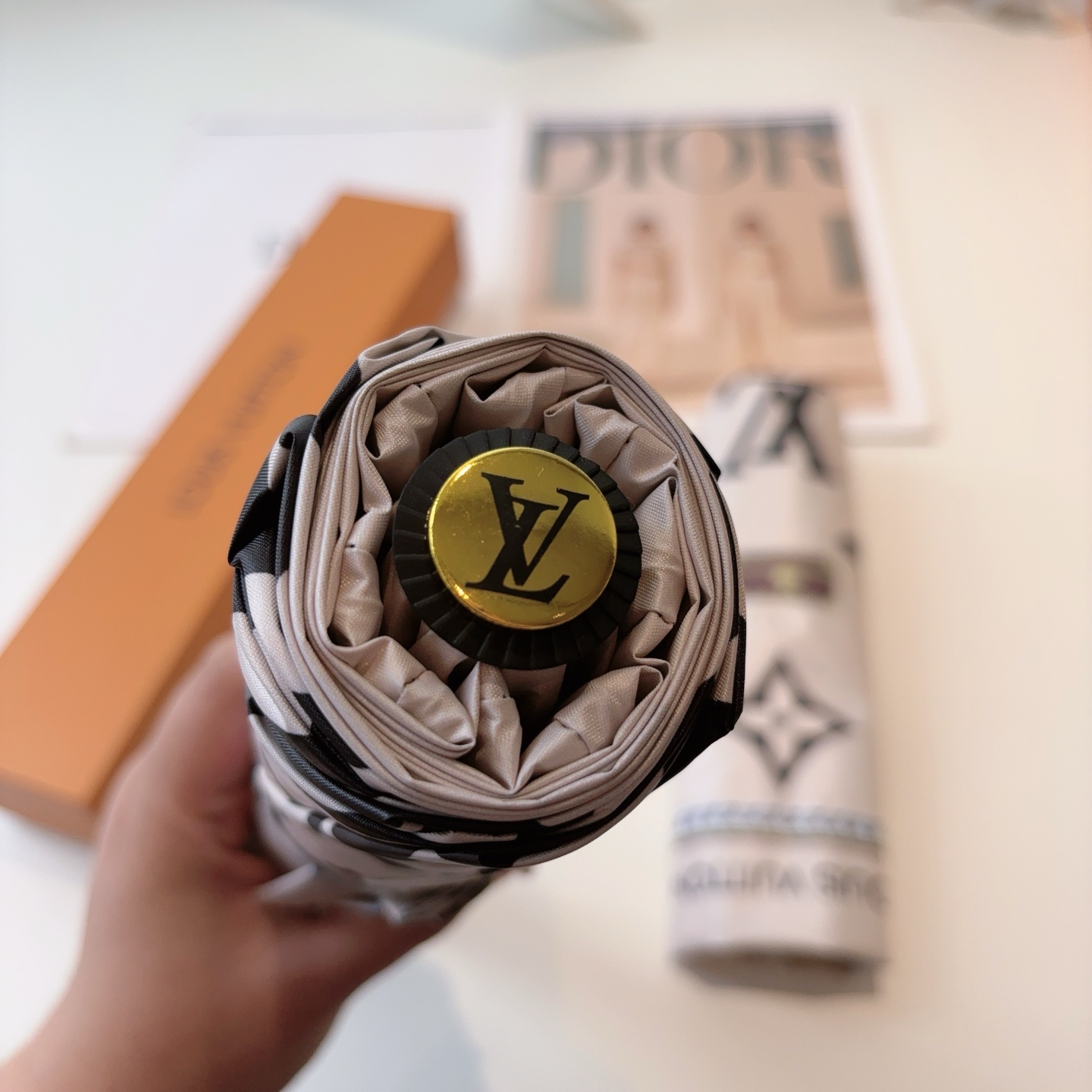 LOUIS VUITTON （路易威登）三折自动折叠晴雨伞 新涂层技术深色伞面 拥有令人惊喜的遮光效果！