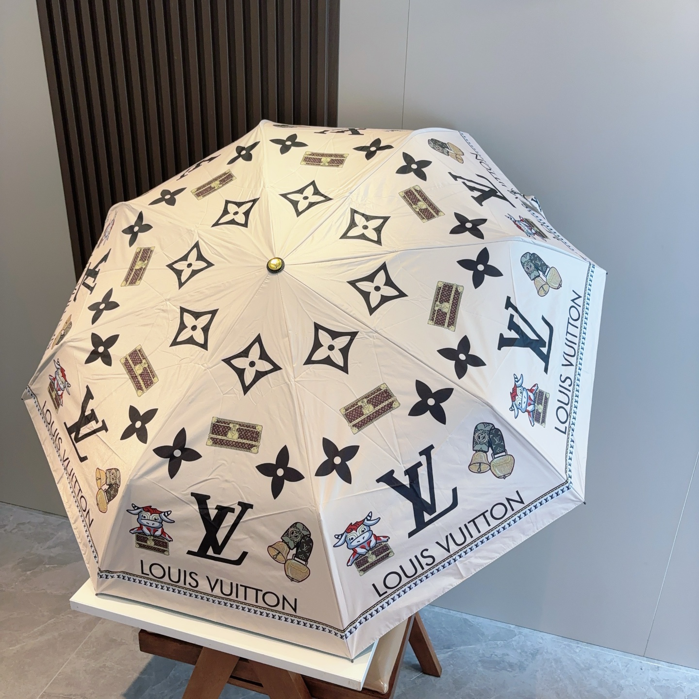 LOUIS VUITTON （路易威登）三折自动折叠晴雨伞 新涂层技术深色伞面 拥有令人惊喜的遮光效果！