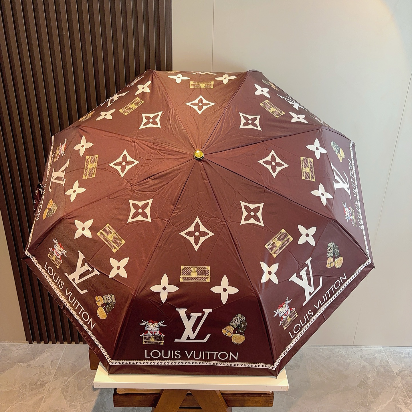 LOUIS VUITTON （路易威登）三折自动折叠晴雨伞 新涂层技术深色伞面 拥有令人惊喜的遮光效果！