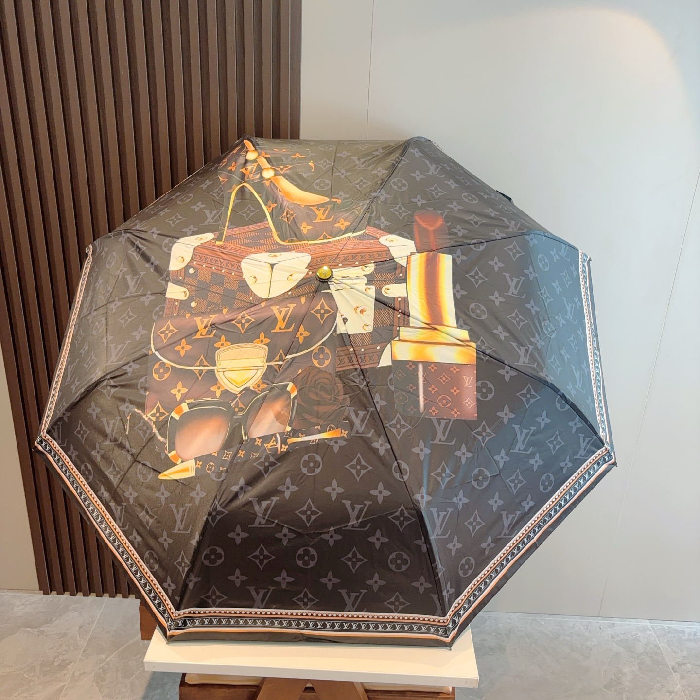 LOUIS VUITTON （路易威登）三折自动折叠晴雨伞 新涂层技术深色伞面 拥有令人惊喜的遮光效果！