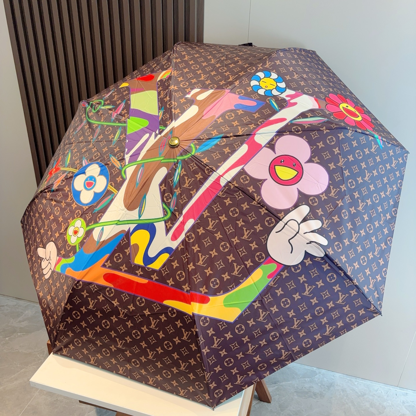 LOUIS VUITTON （路易威登）三折自动折叠晴雨伞 新涂层技术深色伞面 拥有令人惊喜的遮光效果！