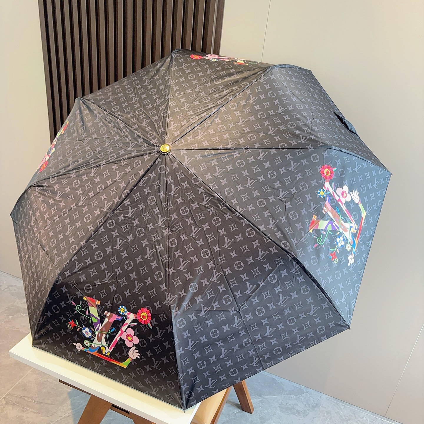 LOUIS VUITTON （路易威登）三折自动折叠晴雨伞 新涂层技术深色伞面 拥有令人惊喜的遮光效果！