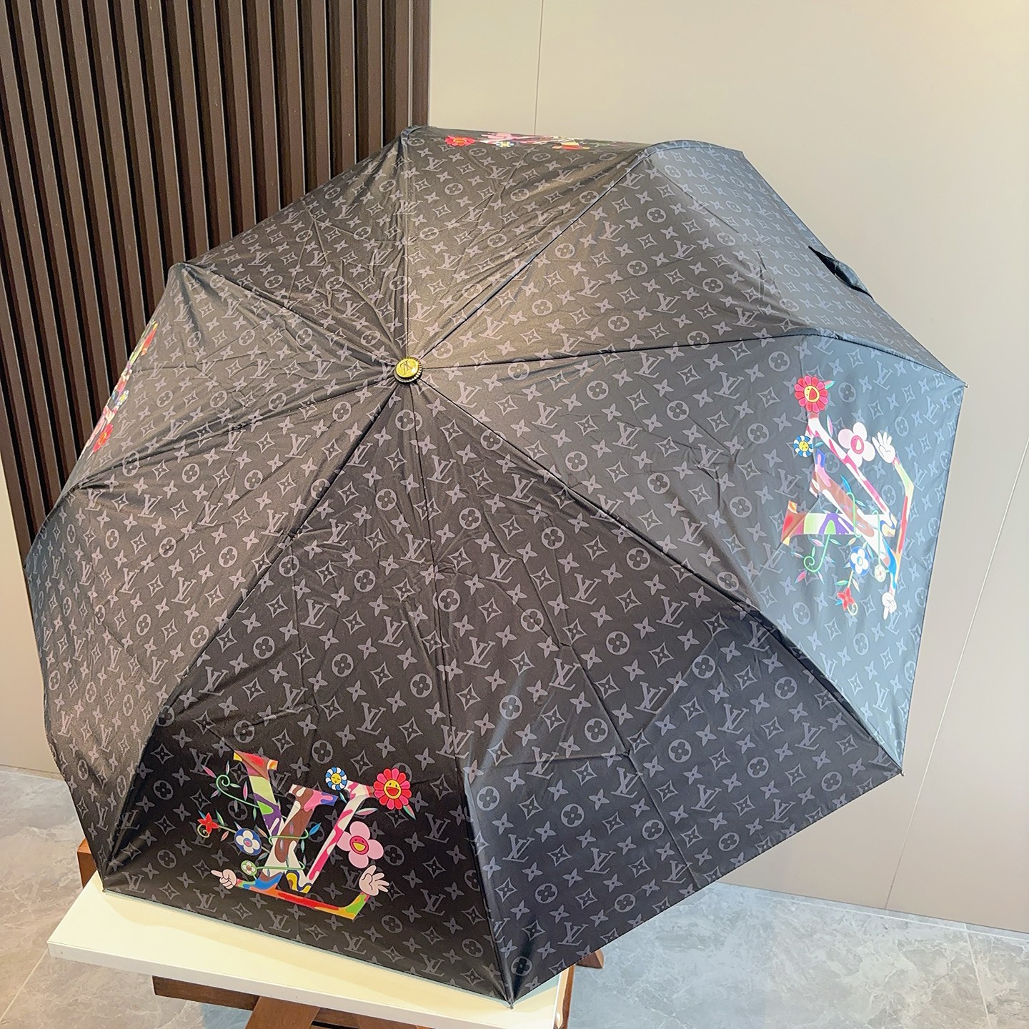 LOUIS VUITTON （路易威登）三折自动折叠晴雨伞 新涂层技术深色伞面 拥有令人惊喜的遮光效果！