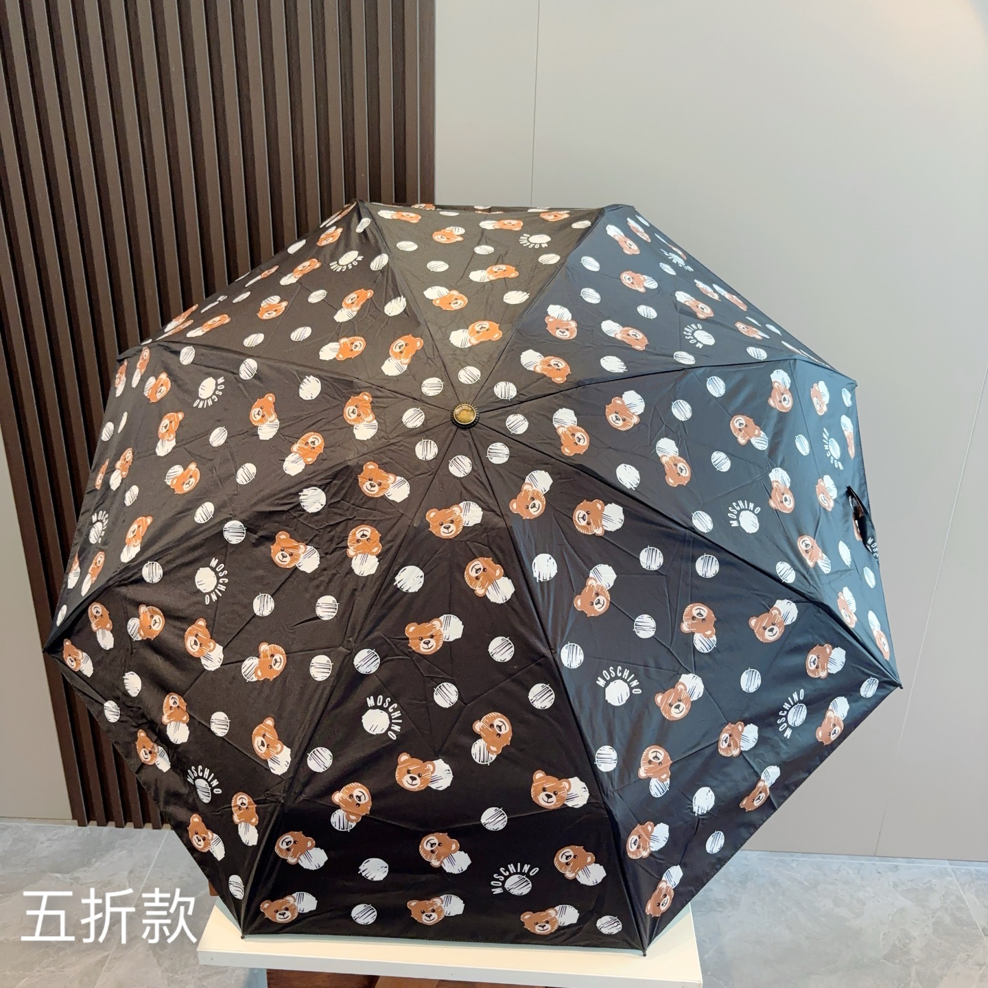 Moschino（莫斯奇诺）熊头柄 五折手开伞设计师Franco Moschino以自己的名字命名的一个