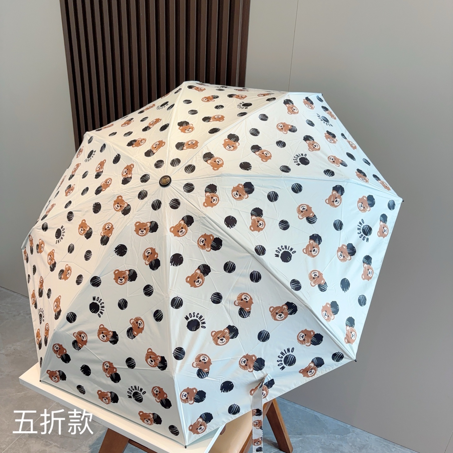 Moschino（莫斯奇诺）熊头柄 五折手开伞设计师Franco Moschino以自己的名字命名的一个