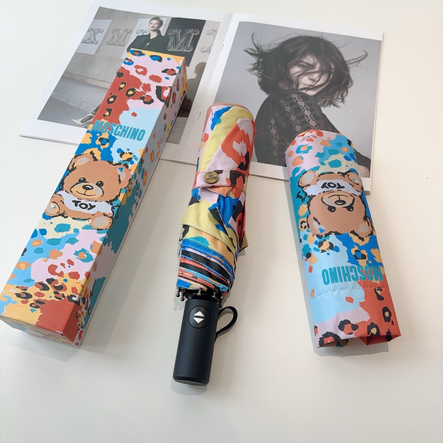 Moschino（莫斯奇诺）三折自动伞设计师Franco Moschino以自己的名字命名的一个意大利品