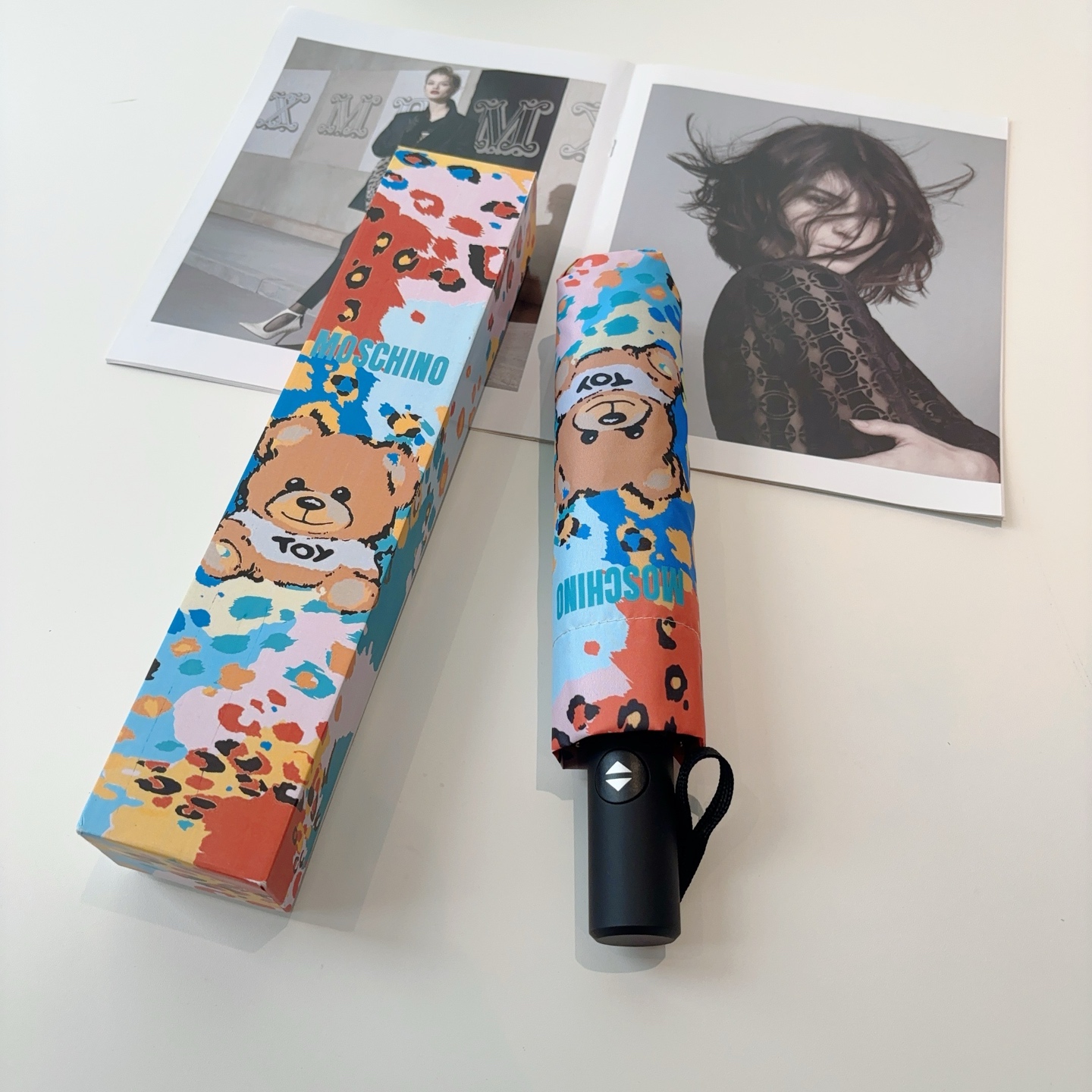 Moschino（莫斯奇诺）三折自动伞设计师Franco Moschino以自己的名字命名的一个意大利品