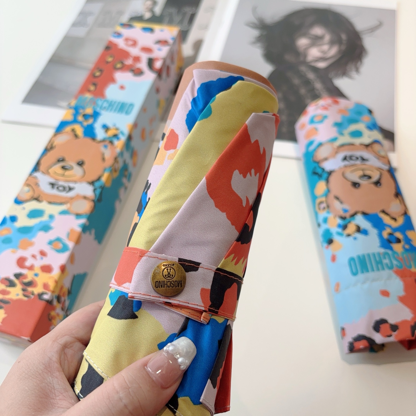 Moschino（莫斯奇诺）三折自动伞设计师Franco Moschino以自己的名字命名的一个意大利品