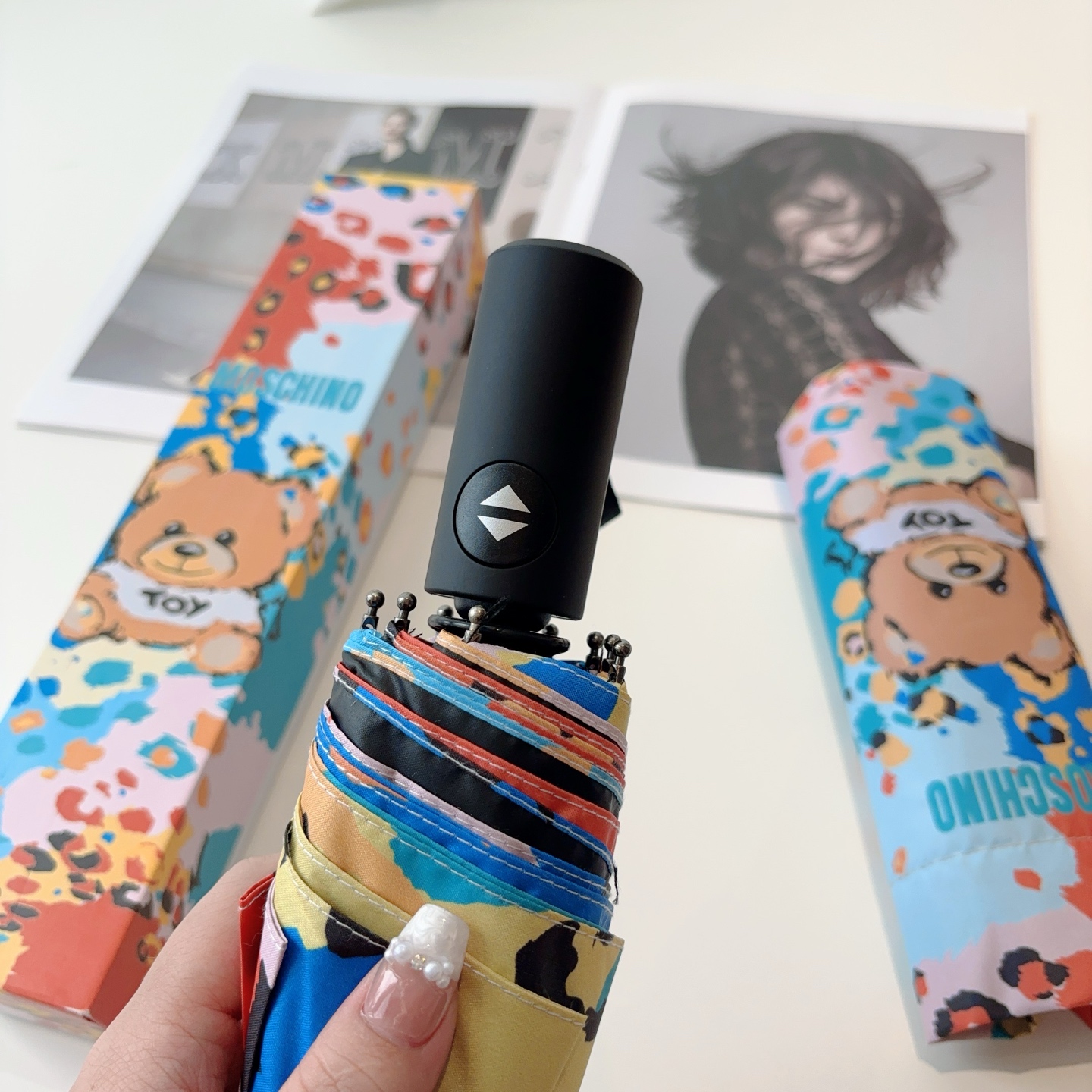Moschino（莫斯奇诺）三折自动伞设计师Franco Moschino以自己的名字命名的一个意大利品