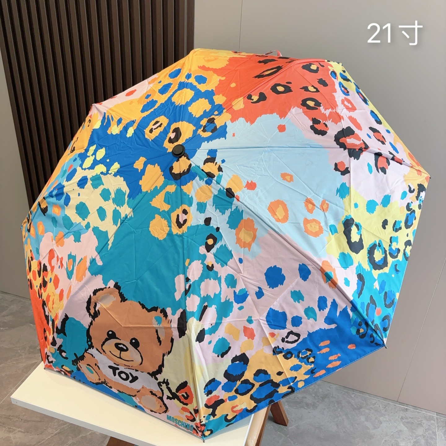 Moschino（莫斯奇诺）三折自动伞设计师Franco Moschino以自己的名字命名的一个意大利品