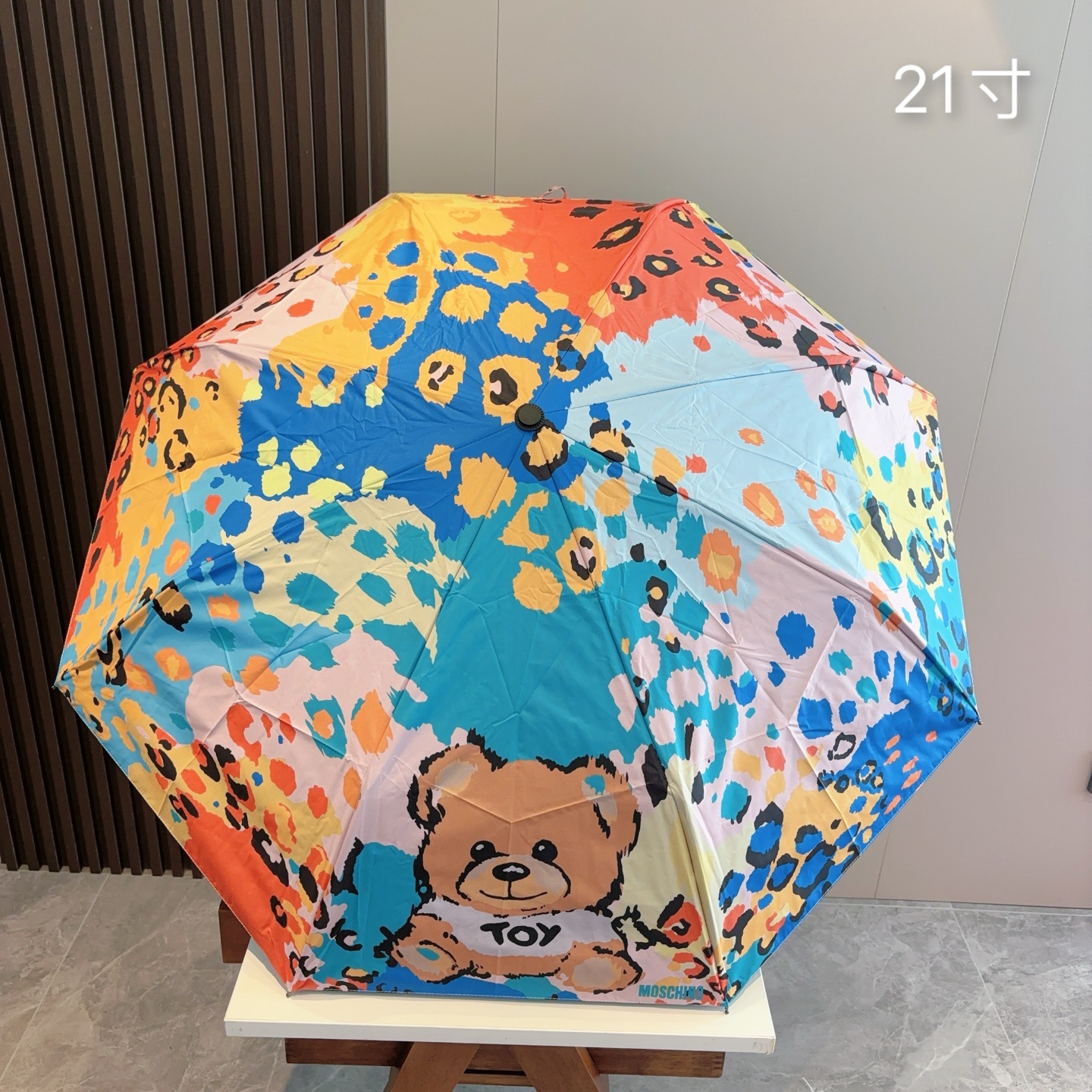 Moschino（莫斯奇诺）三折自动伞设计师Franco Moschino以自己的名字命名的一个意大利品