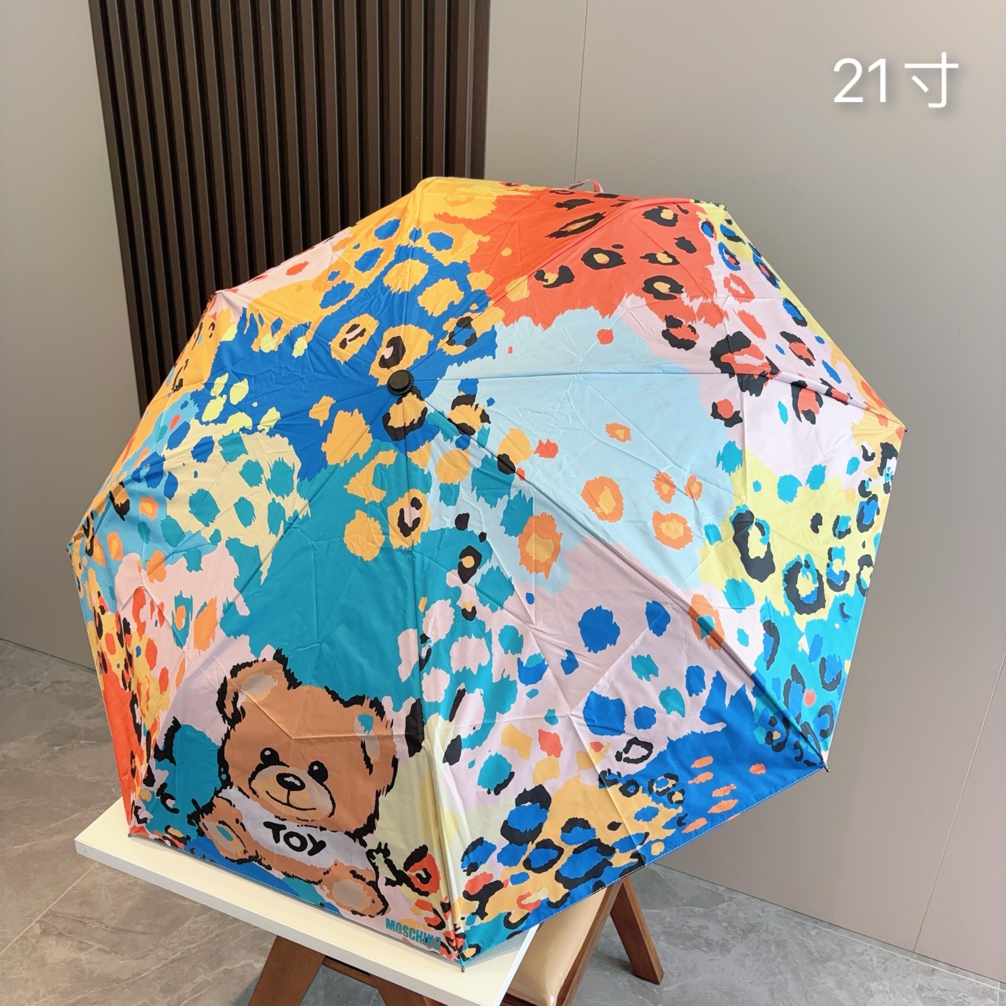 Moschino（莫斯奇诺）三折自动伞设计师Franco Moschino以自己的名字命名的一个意大利品