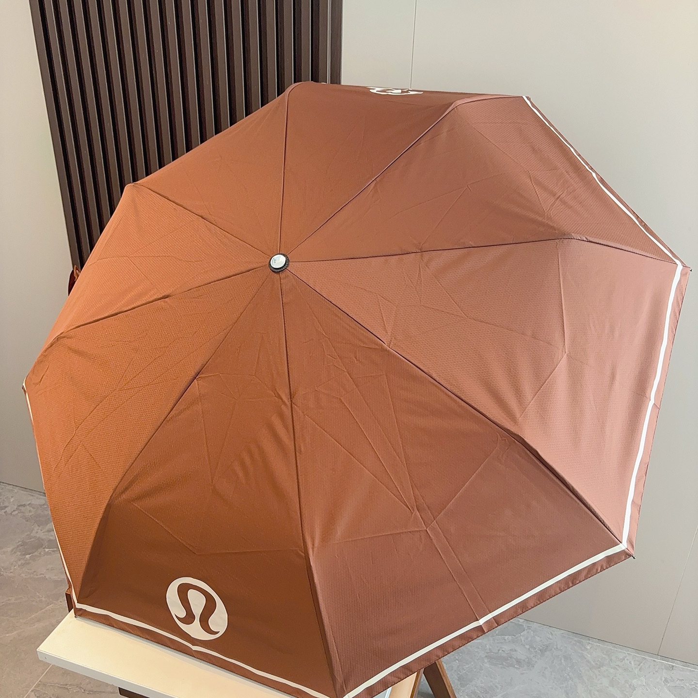  LULULEMON 三折自动折叠晴雨伞 灵魂LOGO为一体的设计风格高雅奢华 带在身上带来独特视觉效果