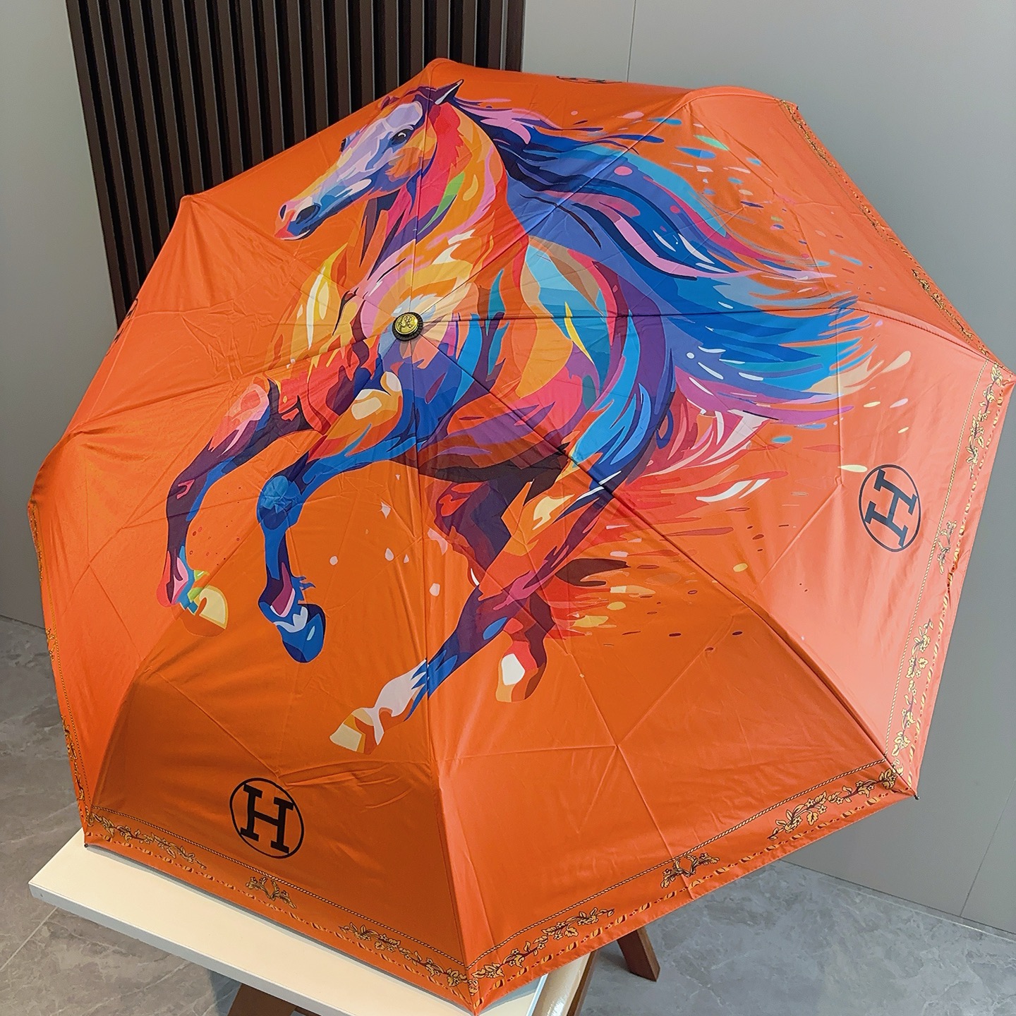 爱马仕（Hermès） 新款 极品H家三折自动伞重磅呈现 以其精湛的工艺技术和源源不断的想像力 新涂层技