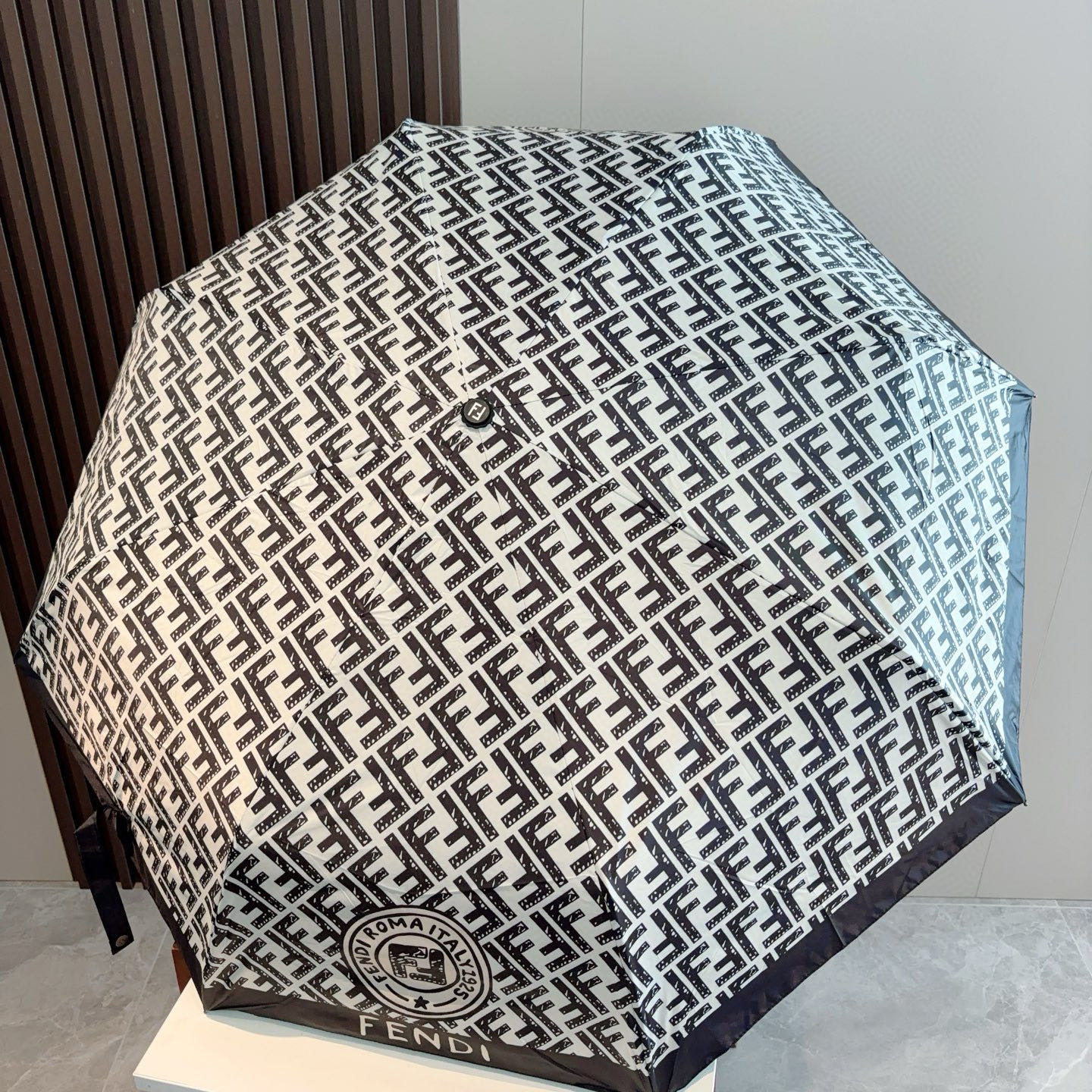  FENDI（芬迪）三折自动折叠晴雨伞 年度最新火爆单品  原单代工级品质 第一代210T碰击布防嗮拒水