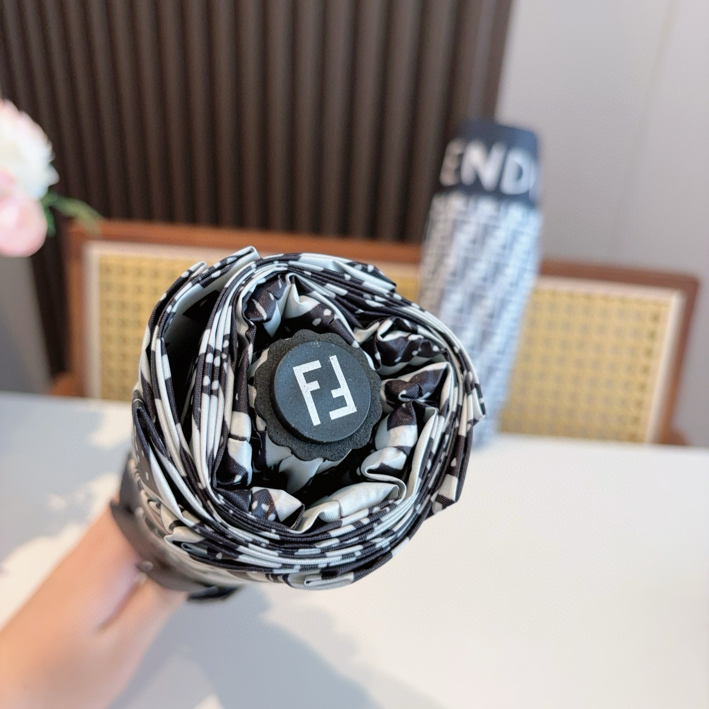  FENDI（芬迪）三折自动折叠晴雨伞 年度最新火爆单品  原单代工级品质 第一代210T碰击布防嗮拒水