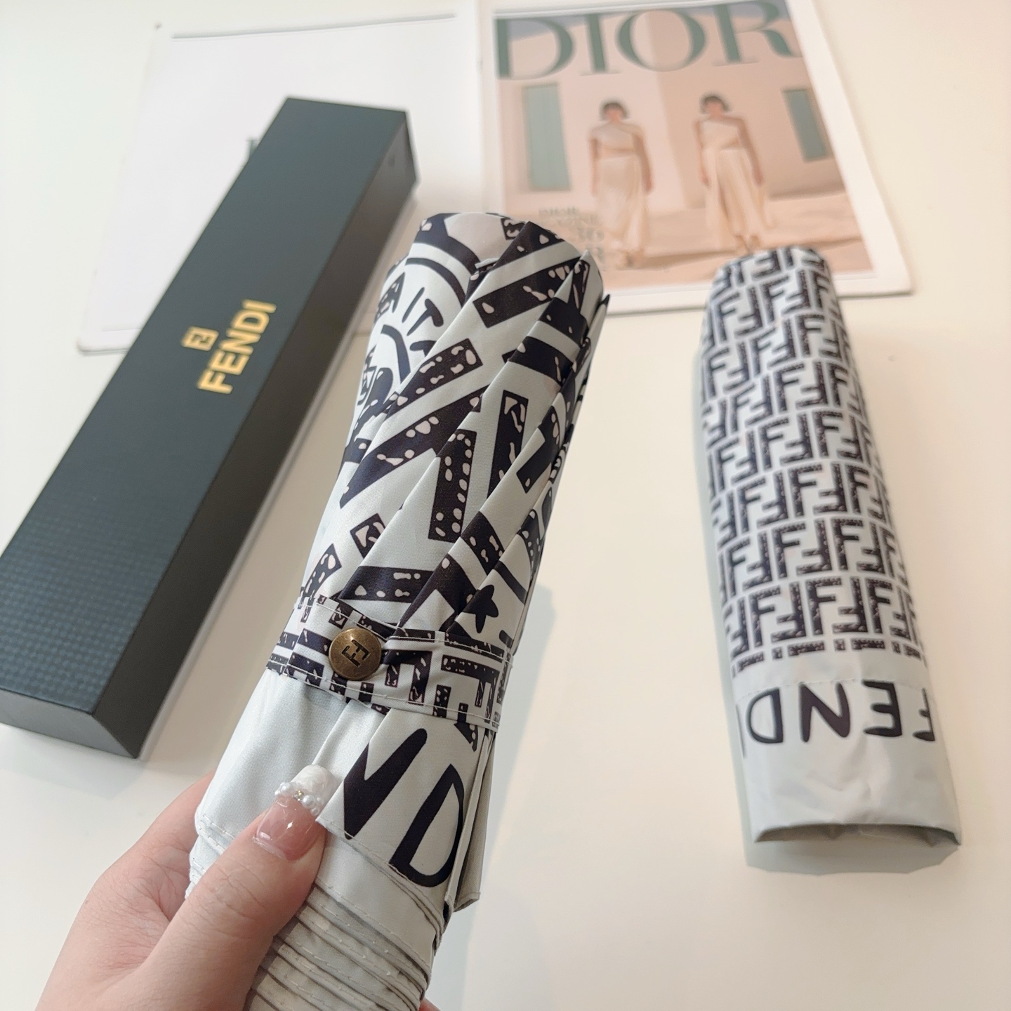  FENDI（芬迪）三折自动折叠晴雨伞 年度最新火爆单品  原单代工级品质 第一代210T碰击布防嗮拒水