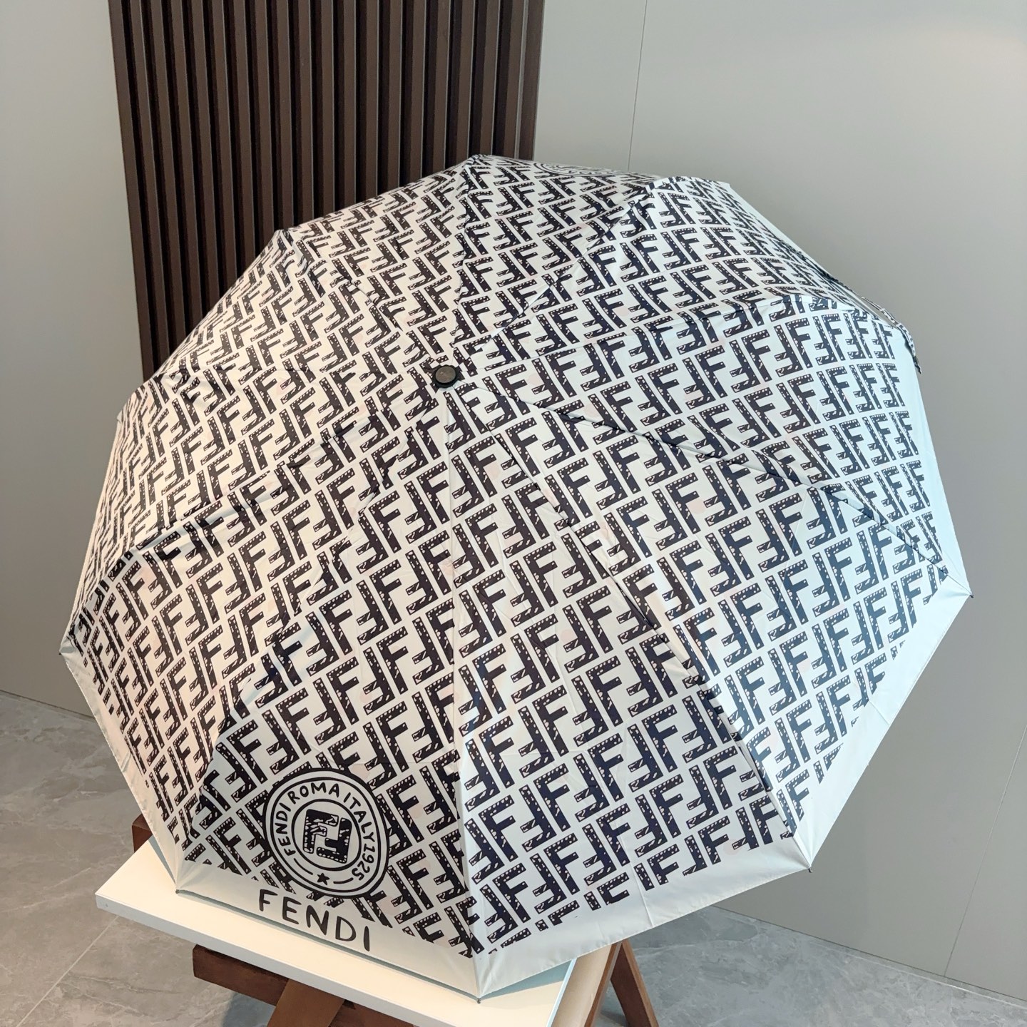  FENDI（芬迪）三折自动折叠晴雨伞 年度最新火爆单品  原单代工级品质 第一代210T碰击布防嗮拒水
