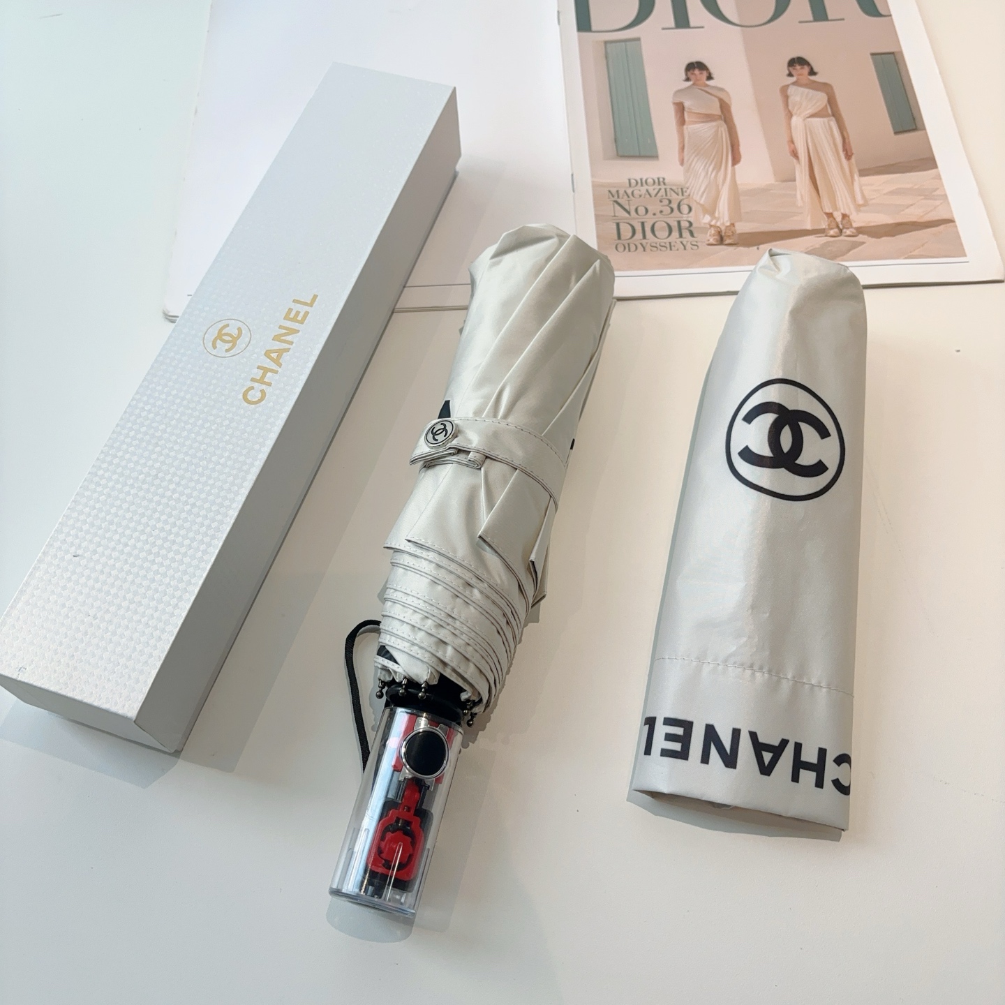 CHANEL（香奈儿）三折自动折叠晴雨伞 集合香奈儿灵魂LOGO为一体的设计风格高雅奢华 带在身上带来独